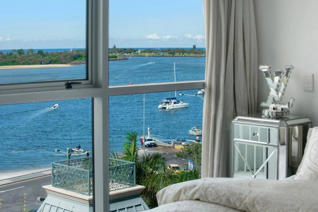 Exceptional Luxury ~ Broadwater Beauty ~ Free Parking ~ Location * Gold Coast