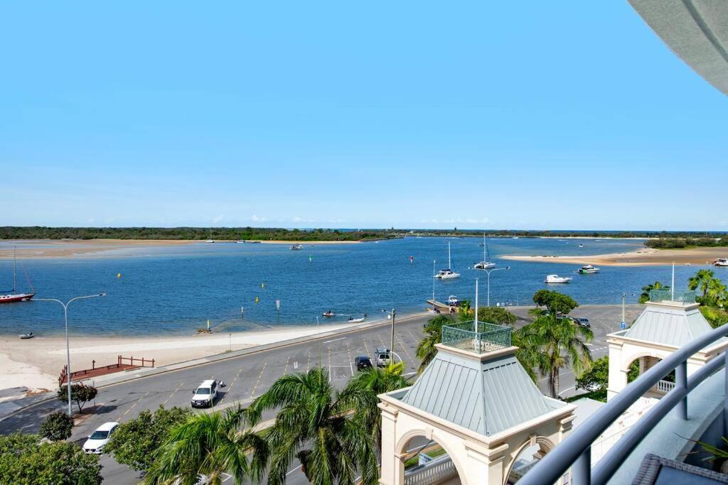 Exceptional Luxury ~ Broadwater Beauty ~ Free Parking ~ Location * Gold Coast