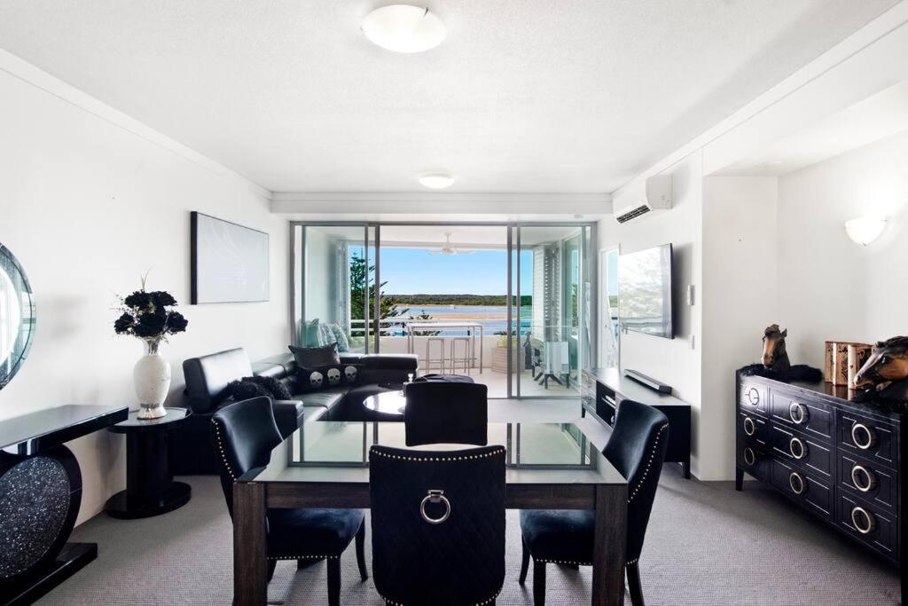 Exceptional Luxury ~ Broadwater Beauty ~ Free Parking ~ Location *