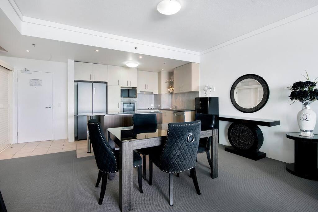 Exceptional Luxury ~ Broadwater Beauty ~ Free Parking ~ Location