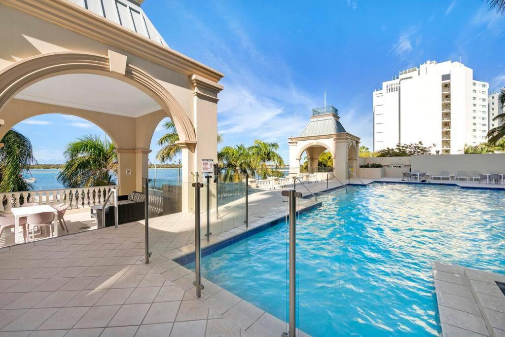 Apartment Exceptional Luxury ~ Broadwater Beauty ~ Free Parking ~ Location *