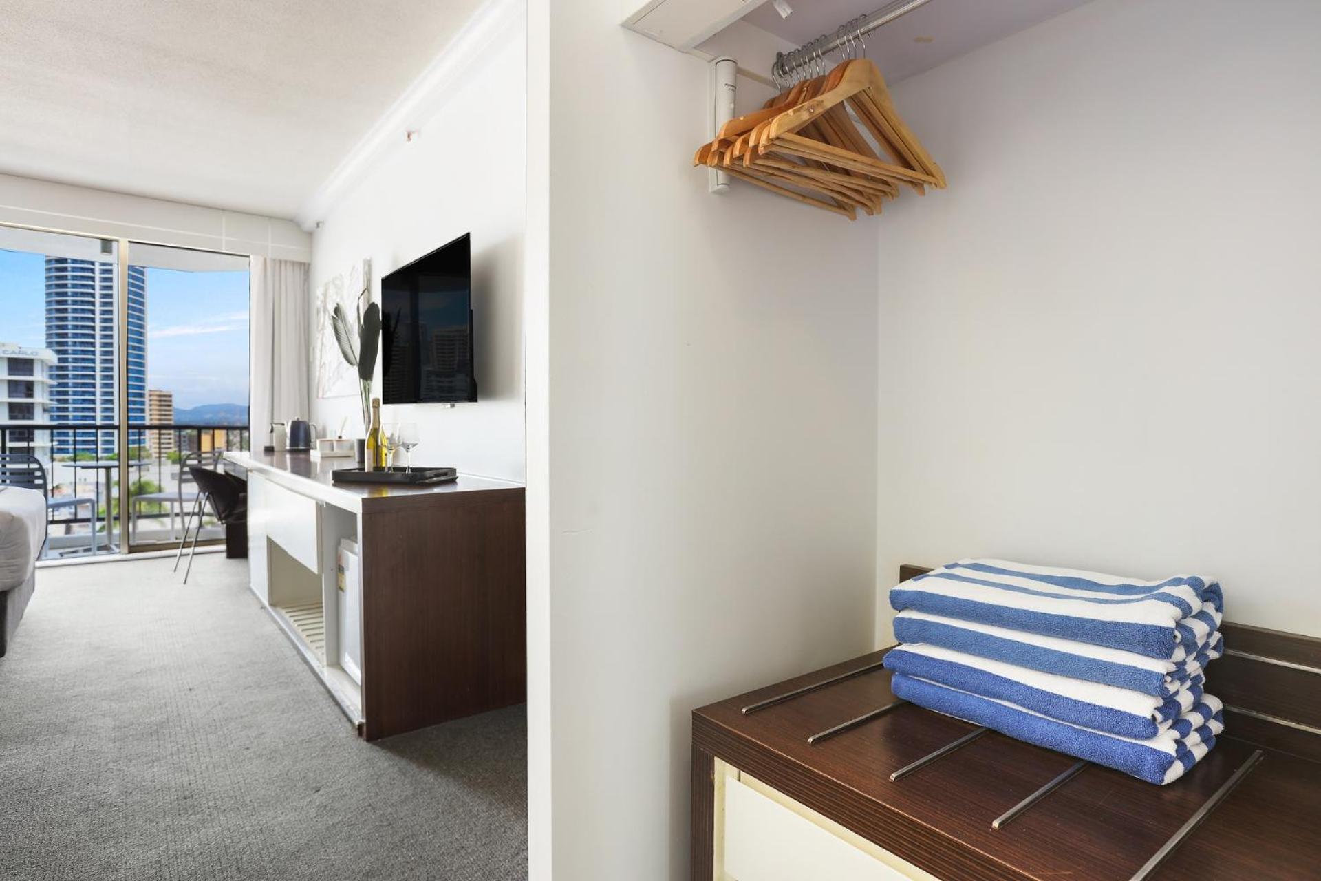 New Stunning Surfers Apartment. Apartment Gold Coast
