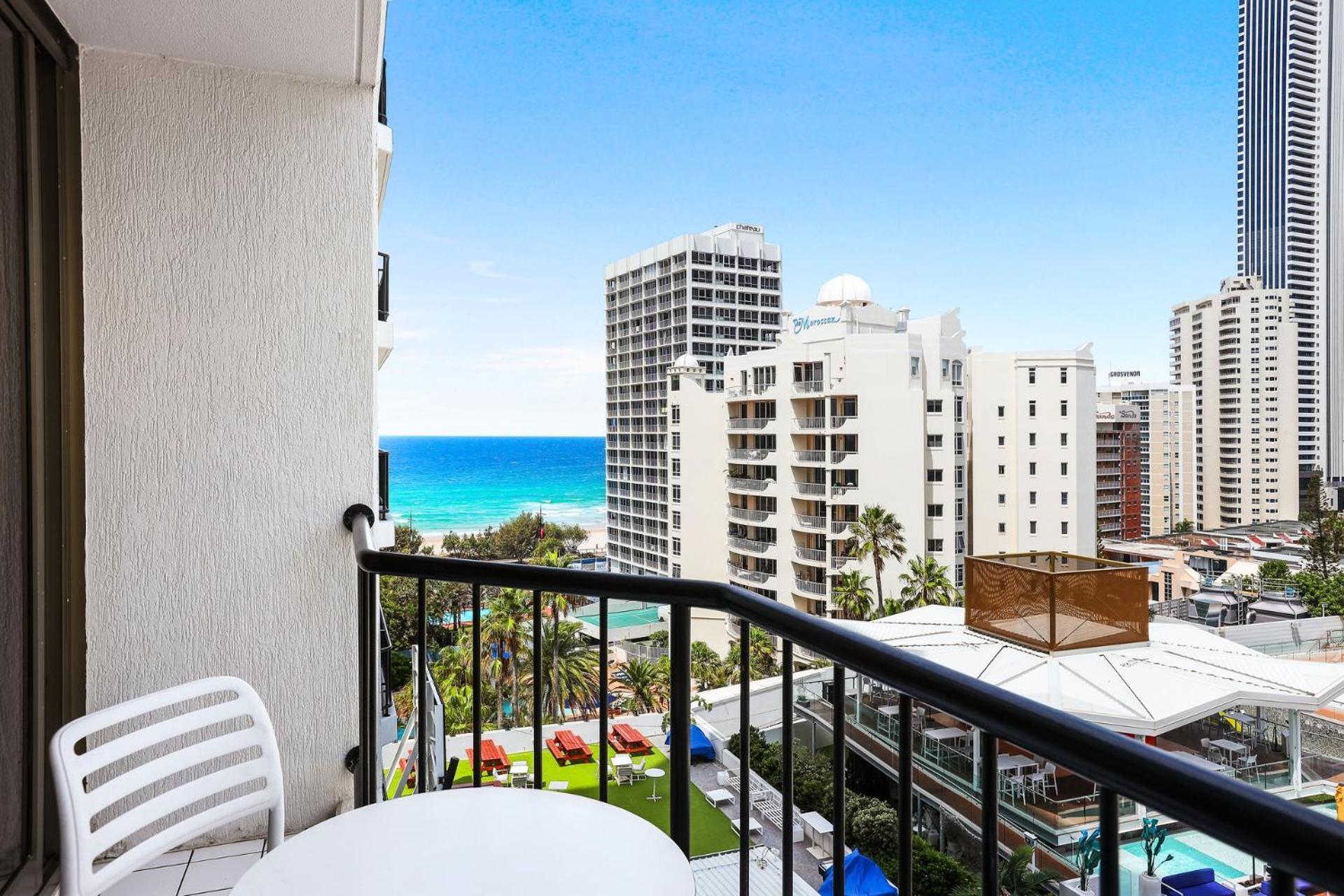 New Stunning Surfers Apartment. *