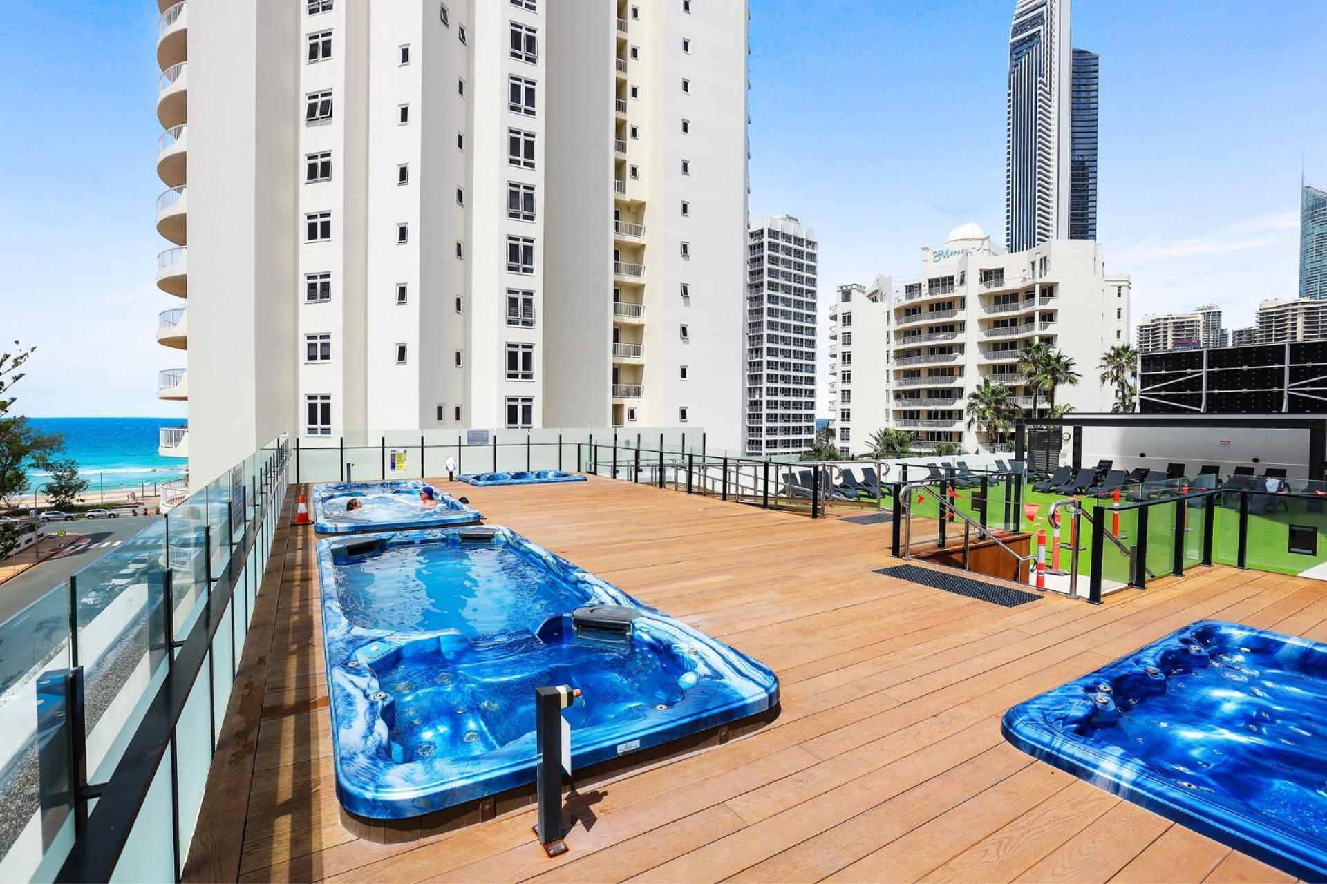New Stunning Surfers Apartment. *