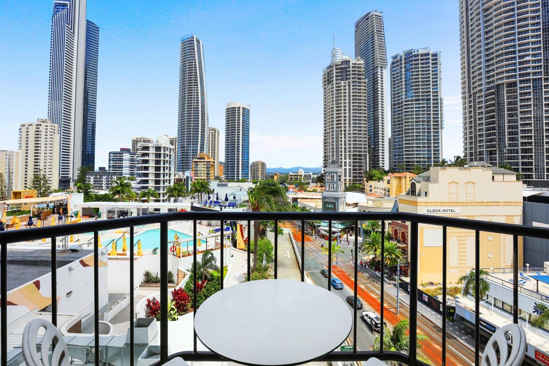 New Stunning Surfers Apartment. Apartment