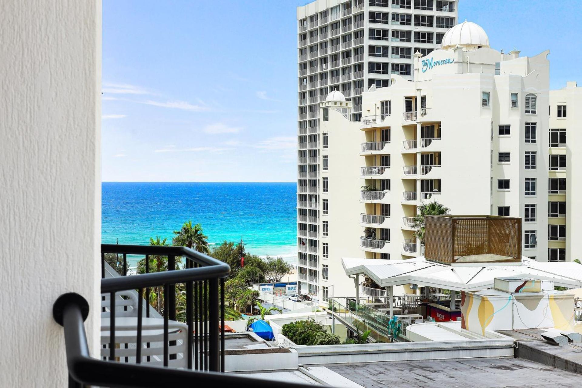 New Stunning Surfers Apartment. Apartment *