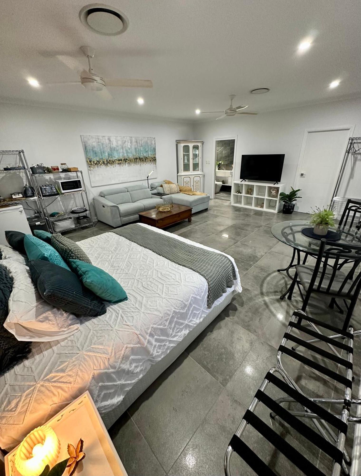 Large Studio In The Heart Of Hope Island & Sanctuary Cove Guest house *