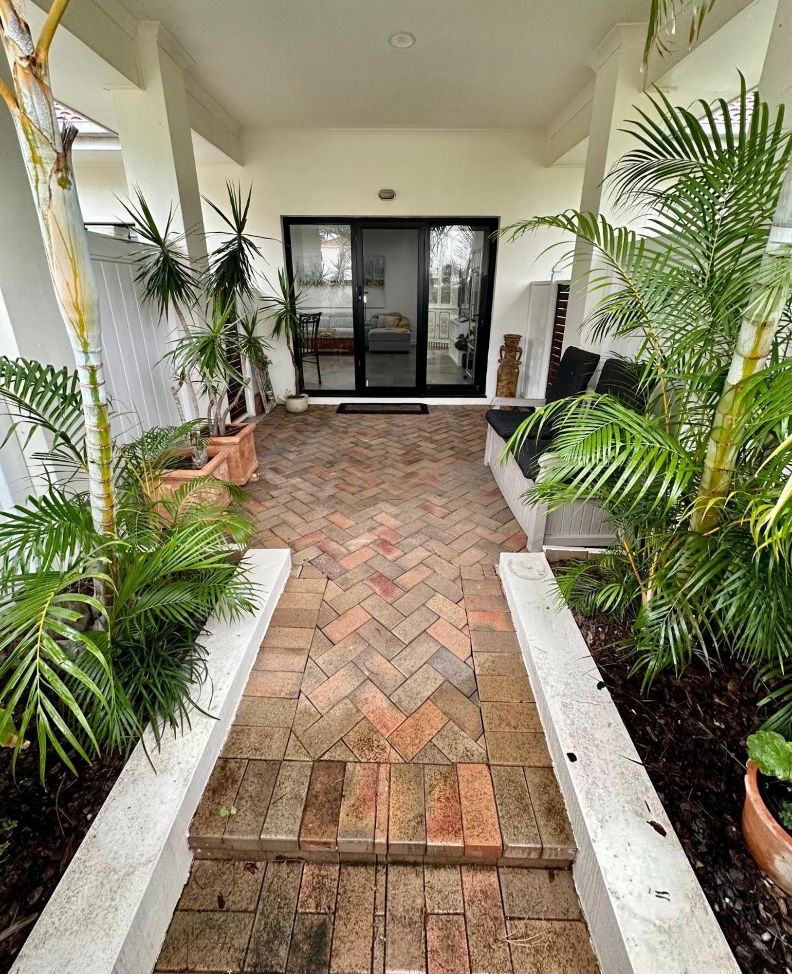 Large Studio In The Heart Of Hope Island & Sanctuary Cove Guest house