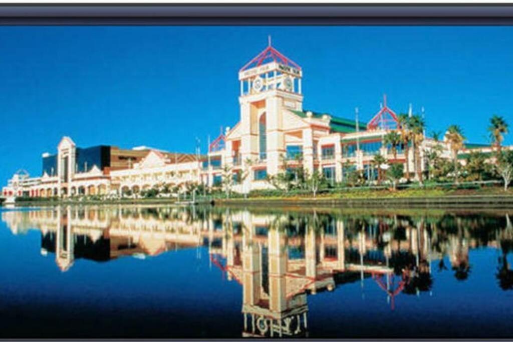 Holiday home Broadbeach Waterfront - Winner! *