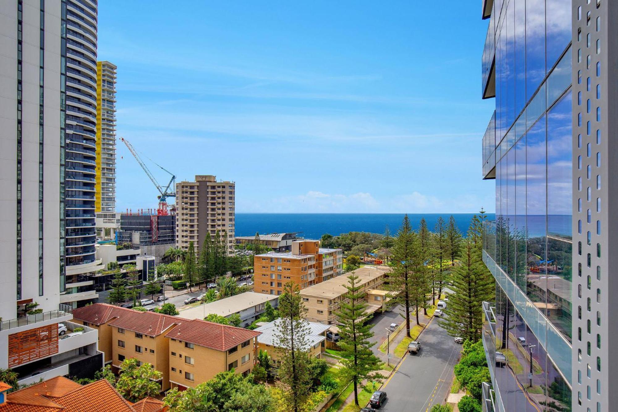 Signature Ocean Views 9th Floor 2 Bed 2 Bath Free Parking * Gold Coast
