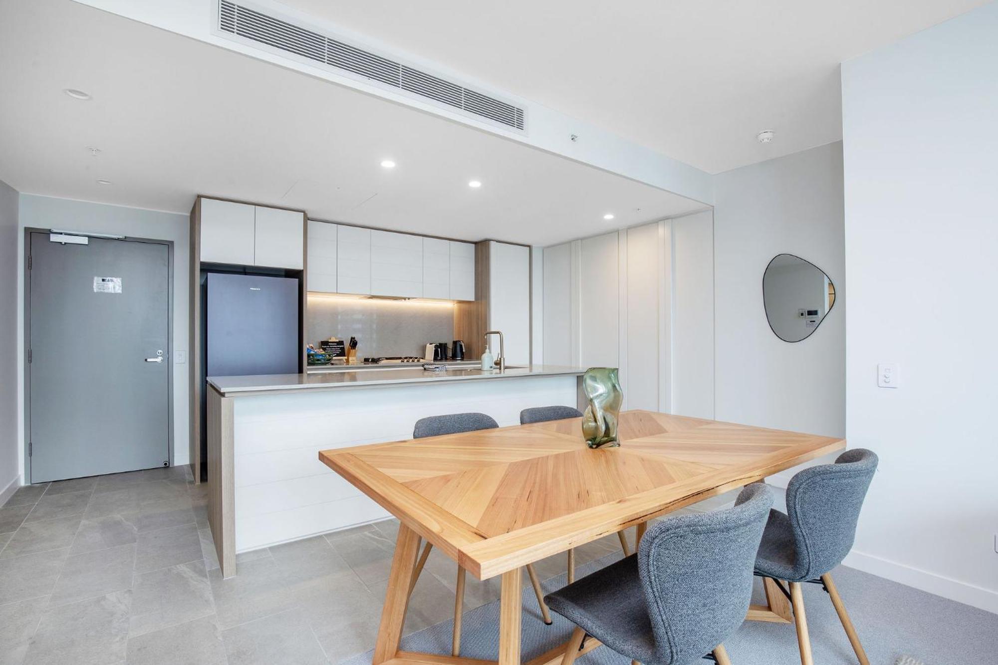 Signature Ocean Views 9th Floor 2 Bed 2 Bath Free Parking Apartment Gold Coast