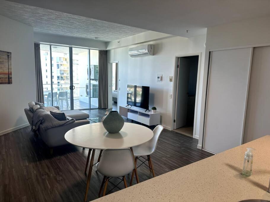 Apartment Massive Wings - 1 Block From Beach Gold Coast