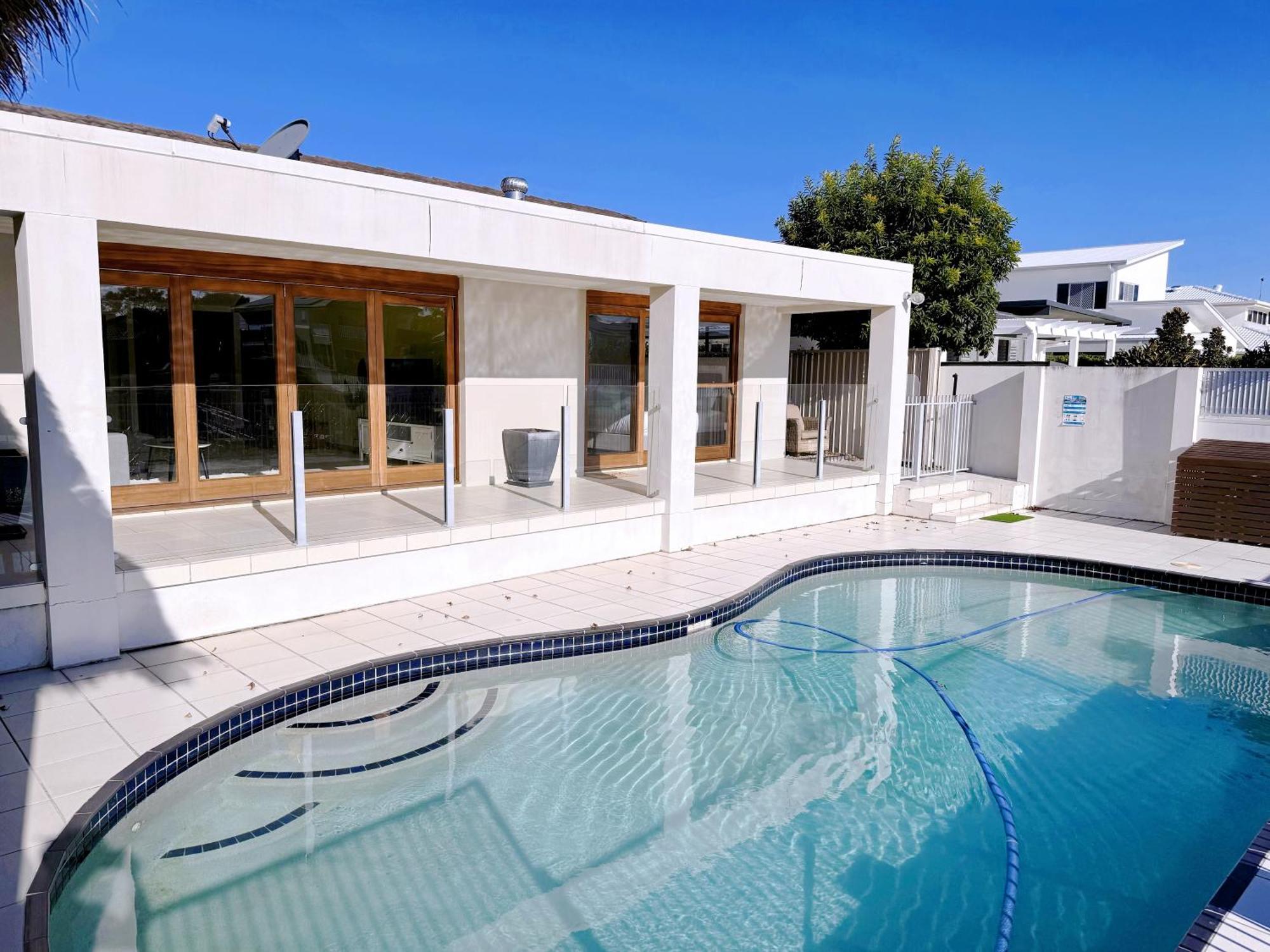 Villa Waterfront Haven Balinese At Bundall *