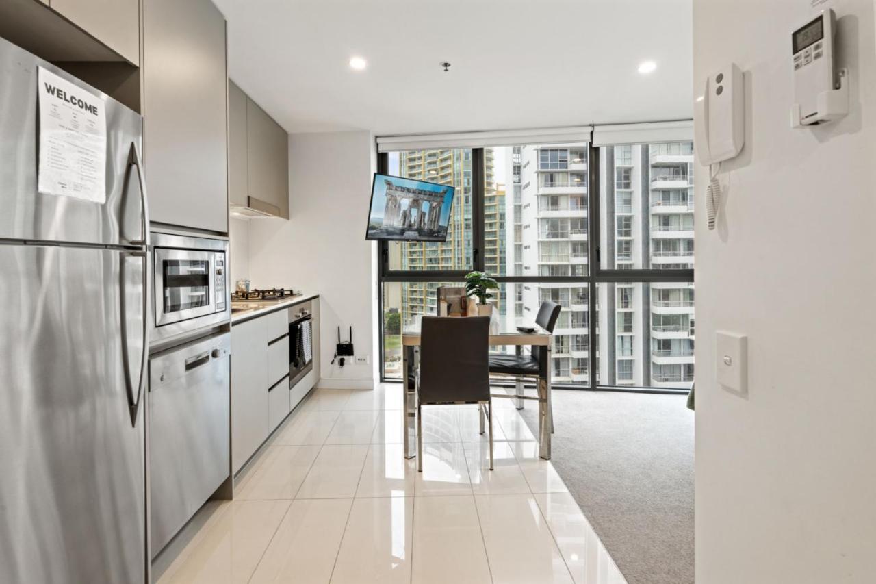 The Oceana - Beachfront 19f Ocean View In With Parking, Pool, Neflix * Gold Coast