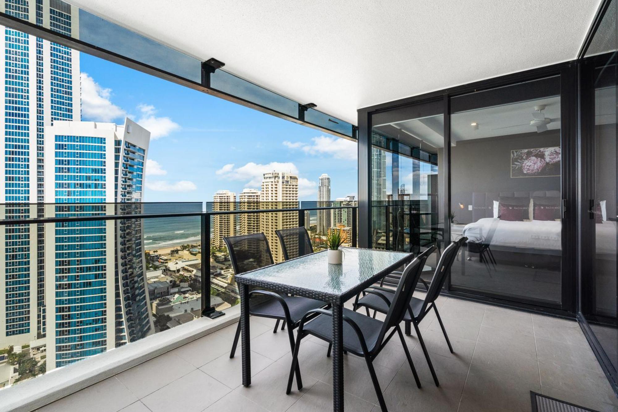 Circle On Cavill - Self Contained & Privately Managed - Wow * Gold Coast