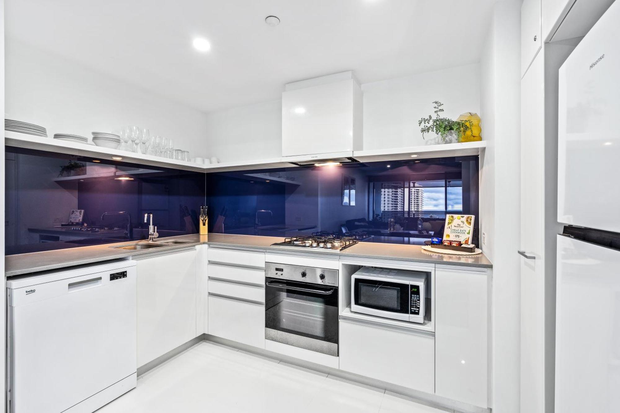 Ocean View With Balcony - Circle On Cavill - Location! - Self Contained & Privately Managed *