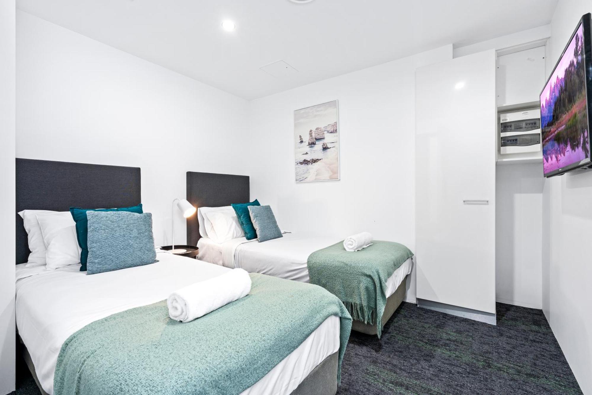 Ocean View With Balcony - Circle On Cavill - Location! - Self Contained & Privately Managed