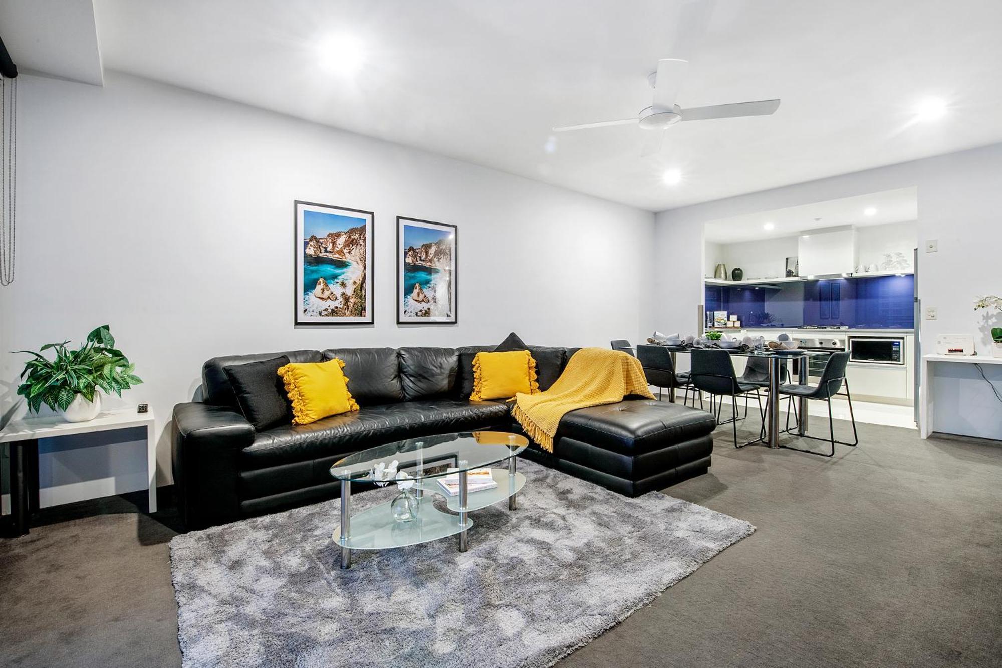 Apartment Self-contained At Circle On Cavill - Privately Managed - Wow *