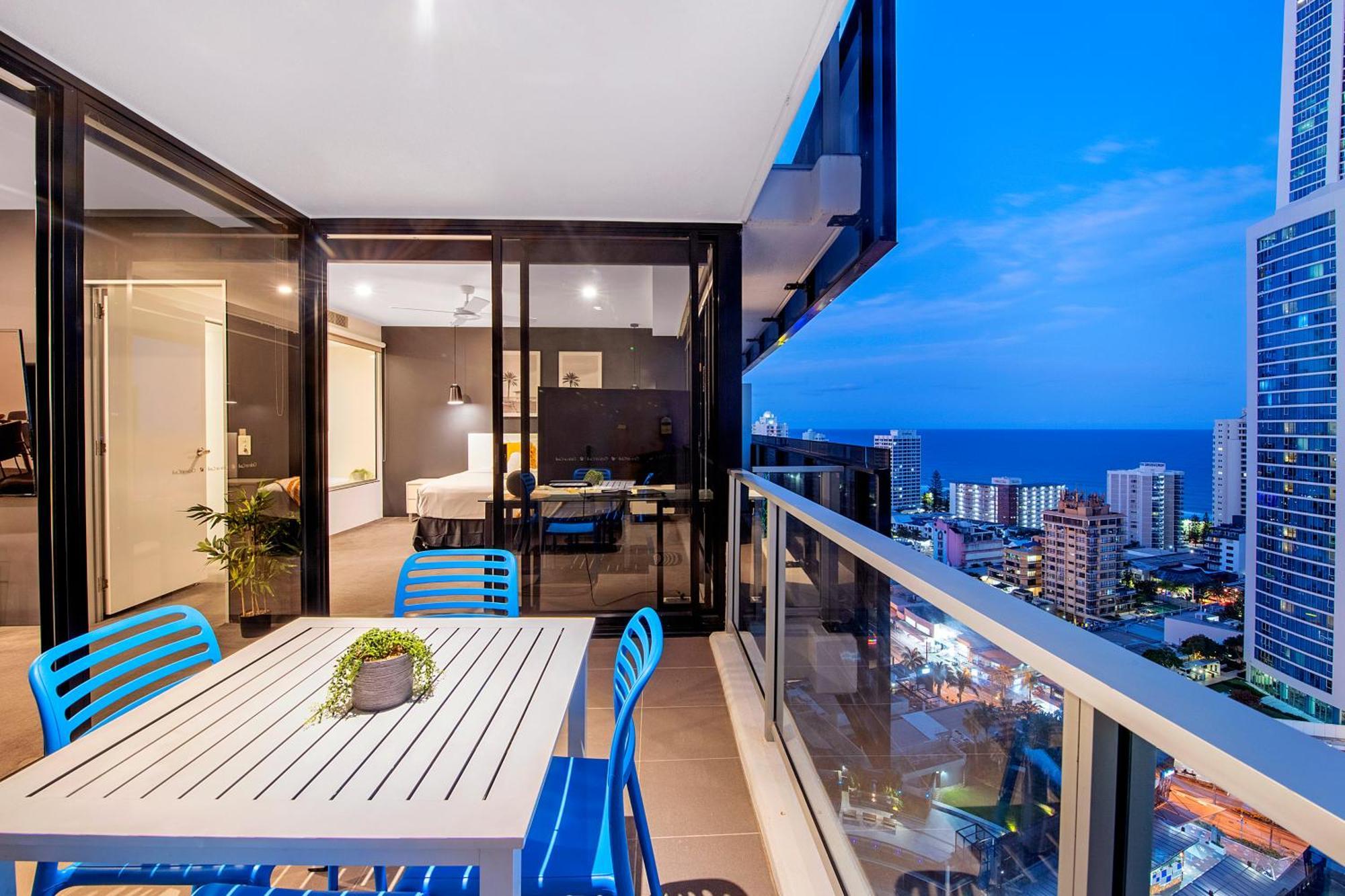 Self-contained At Circle On Cavill - Privately Managed - Wow *