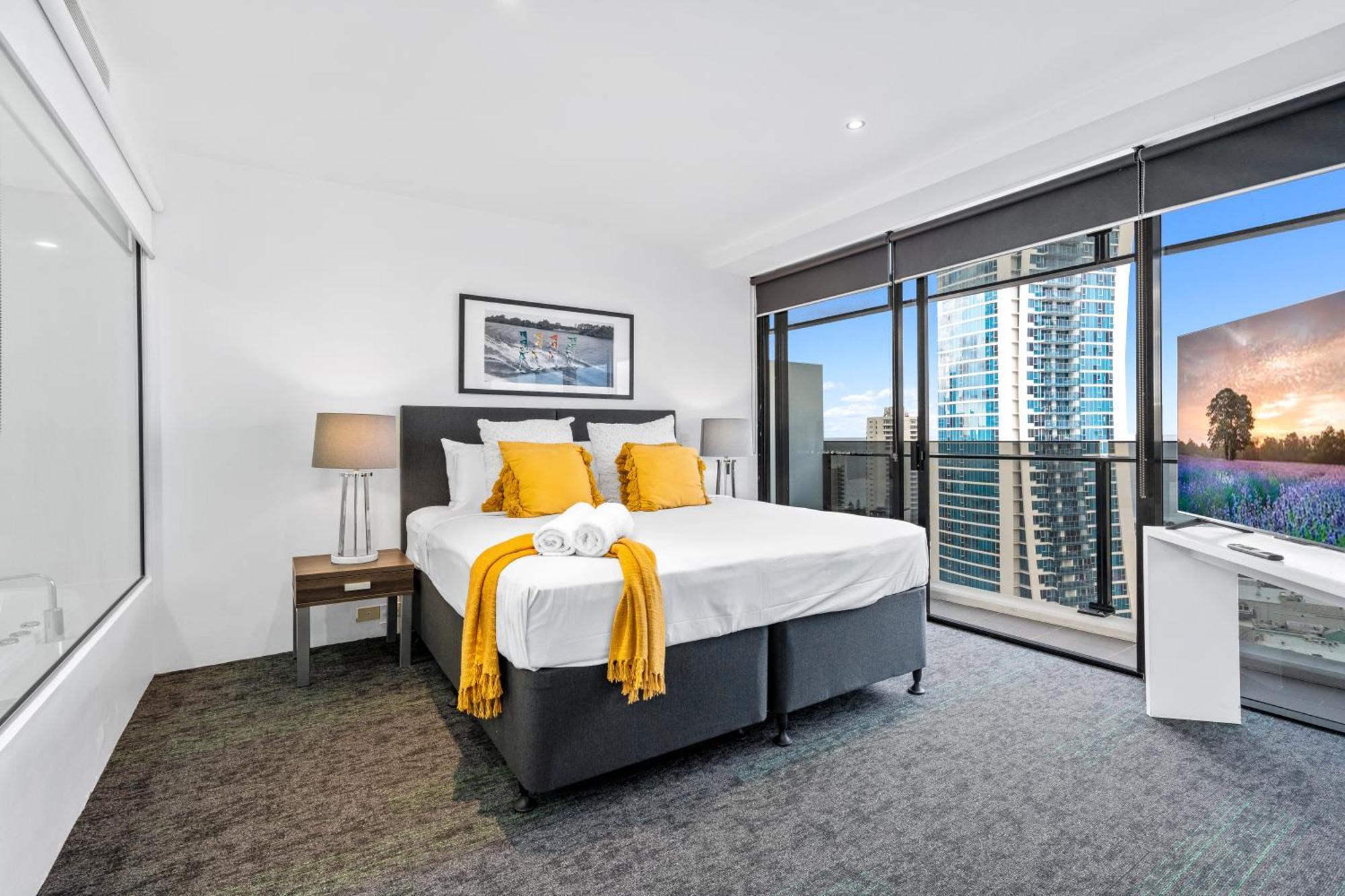 Self-contained At Circle On Cavill - Privately Managed - Wow