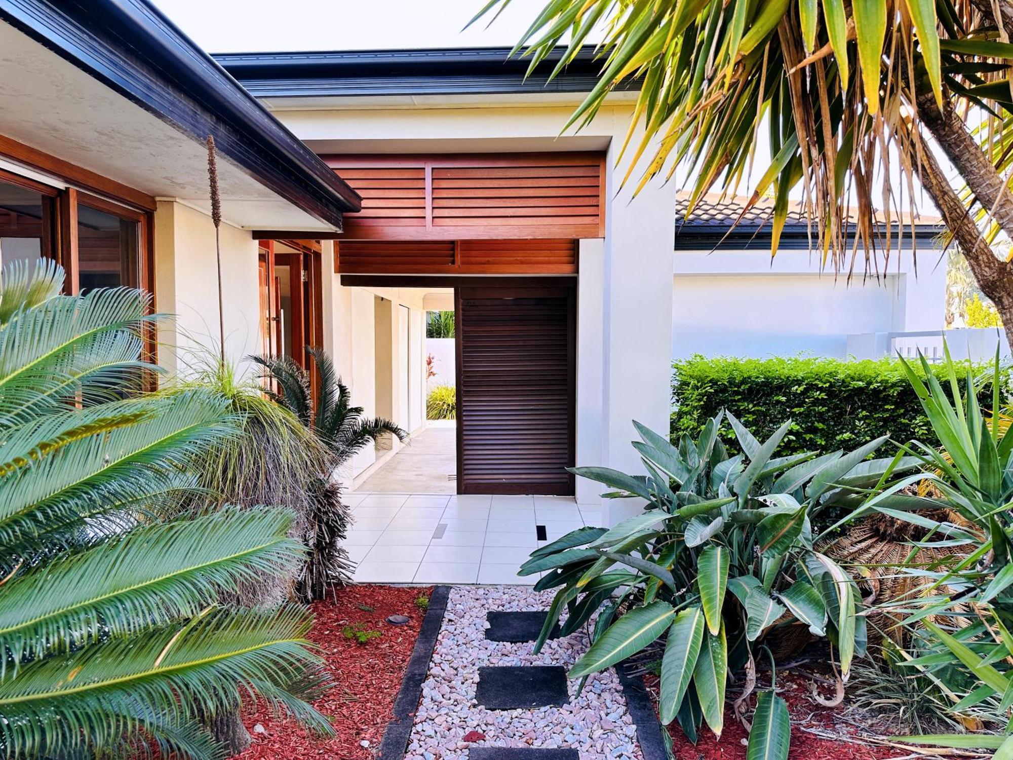 Villa Waterfront Haven Balinese At Bundall *