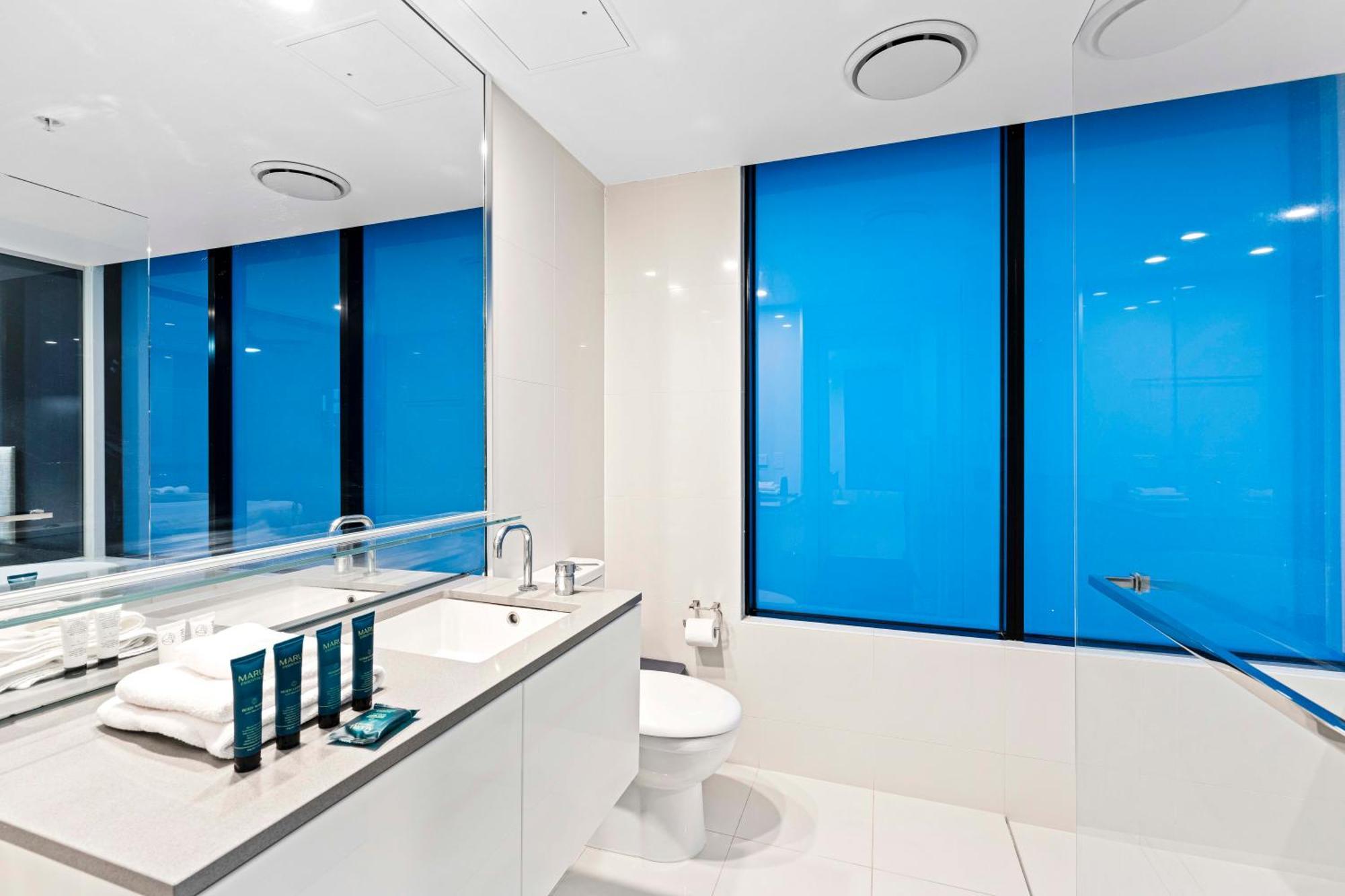 Three Bedroom Ocean View At Circle On Cavill - One Free Parking! - Self Contained & Privately Managed - Wow Apartment *