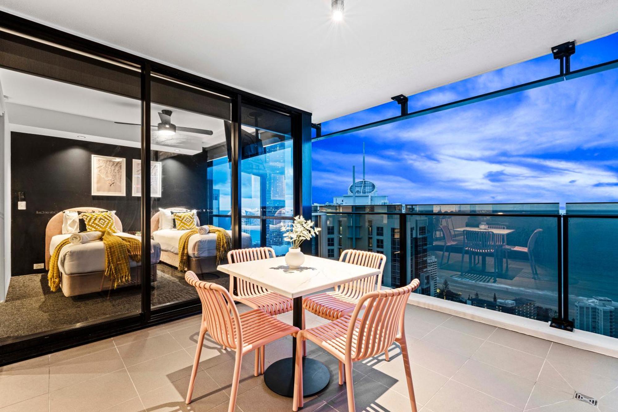 Three Bedroom Ocean View At Circle On Cavill - One Free Parking! - Self Contained & Privately Managed - Wow Apartment *