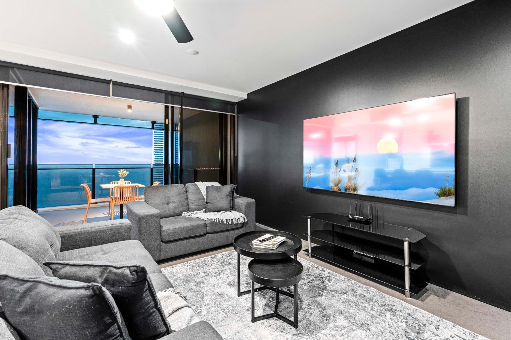 Three Bedroom Ocean View At Circle On Cavill - One Free Parking! - Self Contained & Privately Managed - Wow *