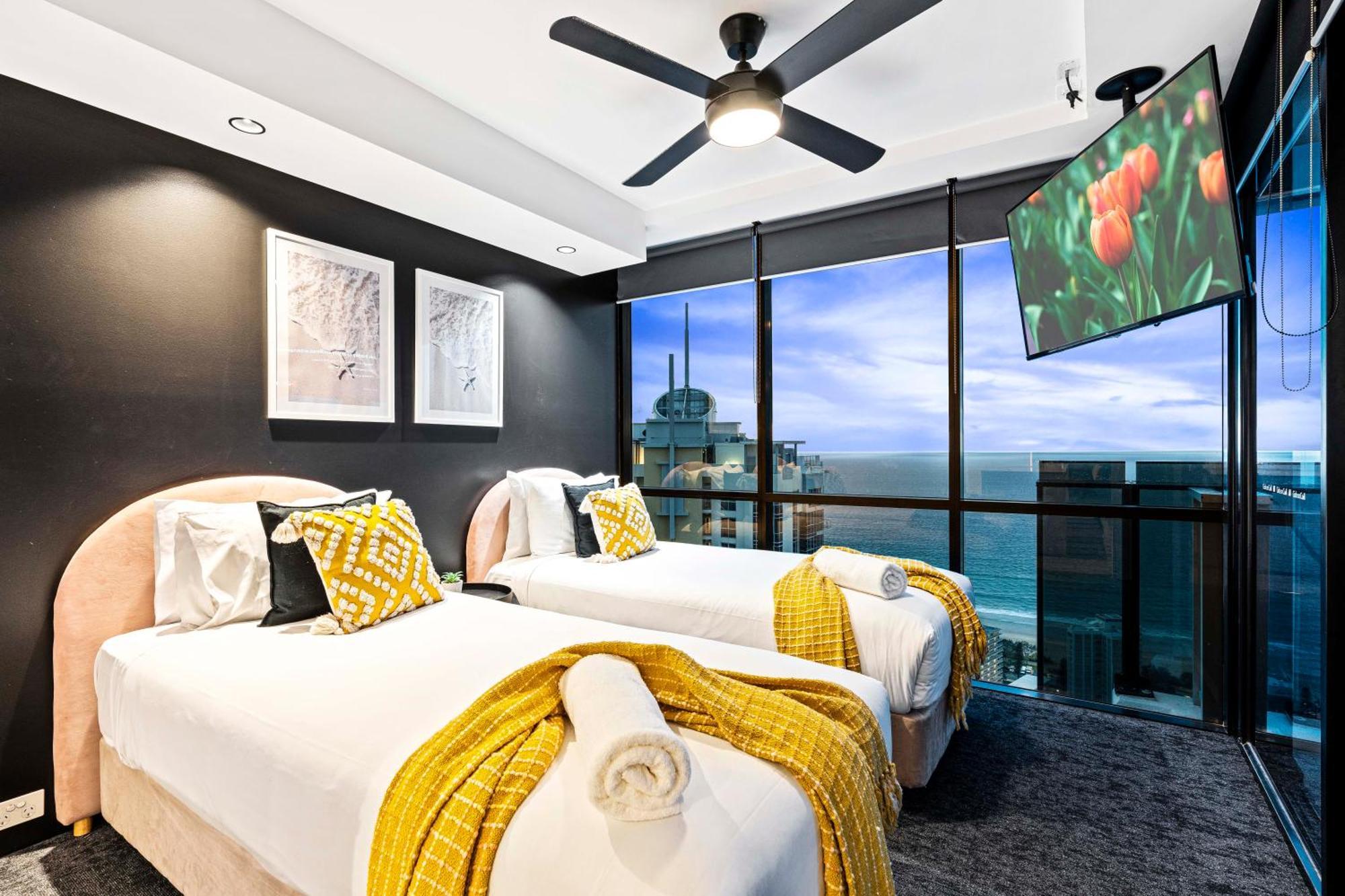 Three Bedroom Ocean View At Circle On Cavill - One Free Parking! - Self Contained & Privately Managed - Wow