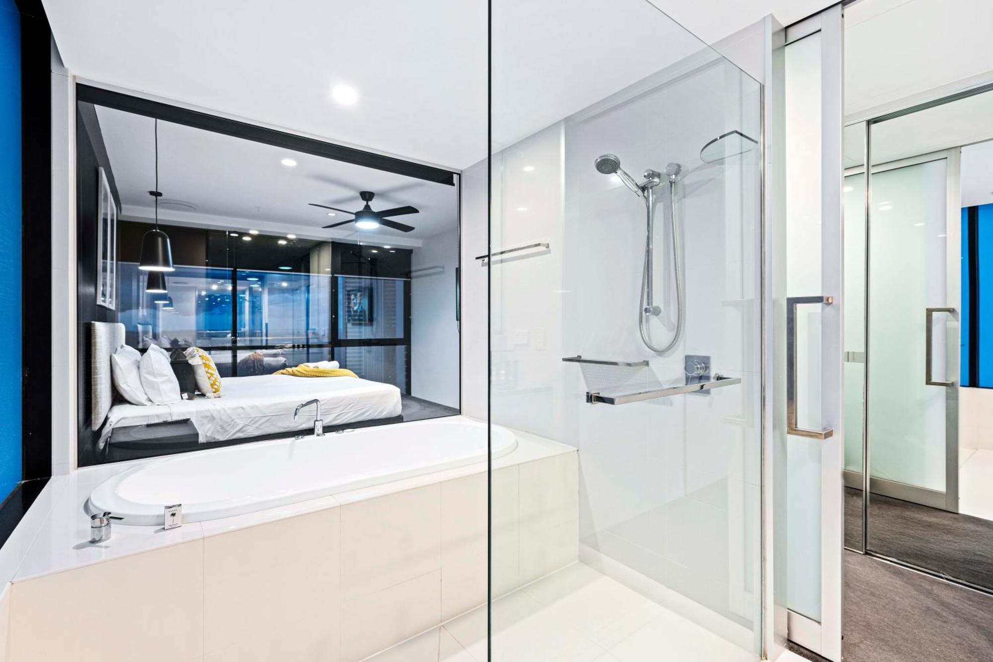 Three Bedroom Ocean View At Circle On Cavill - One Free Parking! - Self Contained & Privately Managed - Wow Apartment Gold Coast