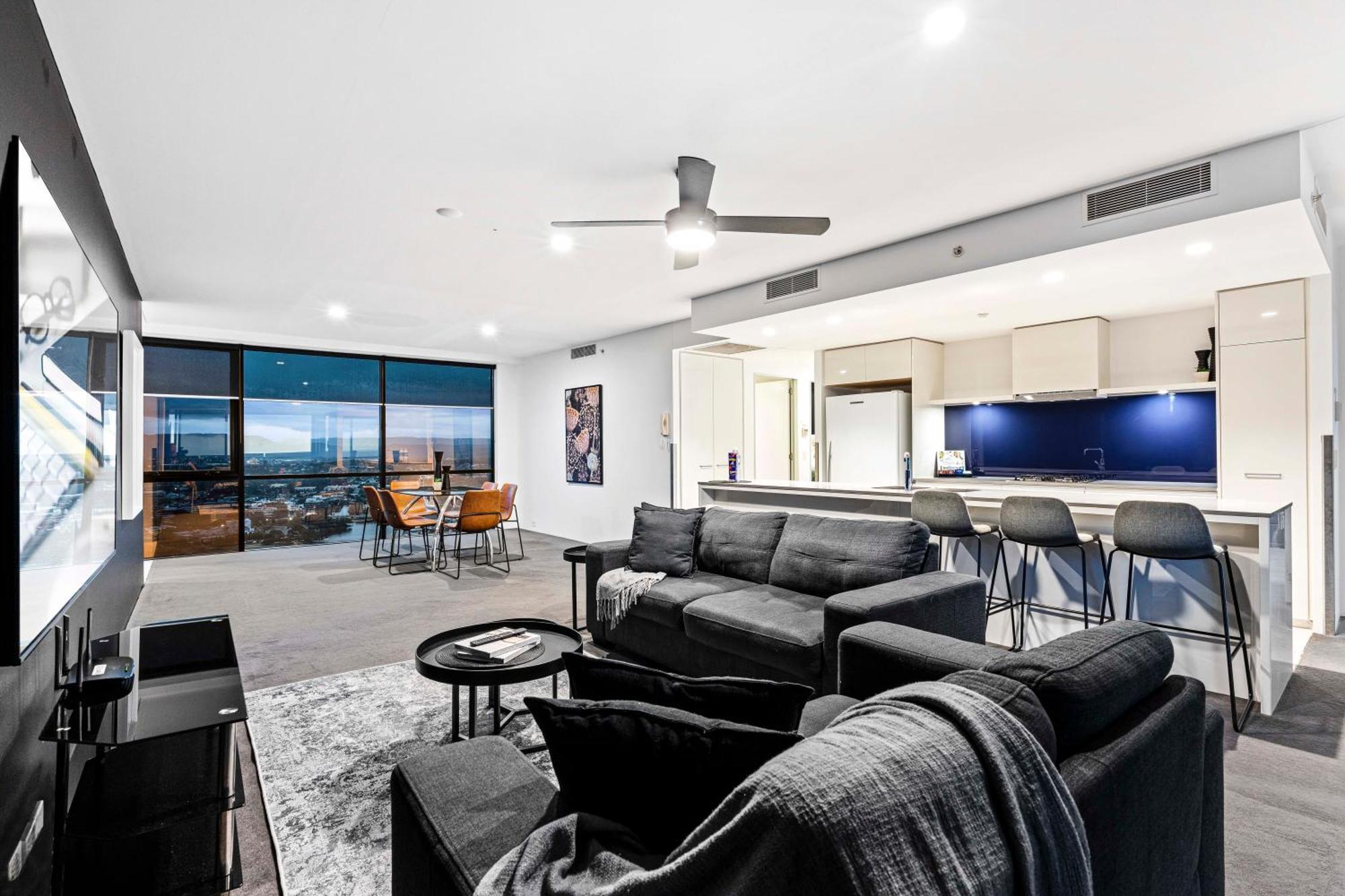 Three Bedroom Ocean View At Circle On Cavill - One Free Parking! - Self Contained & Privately Managed - Wow