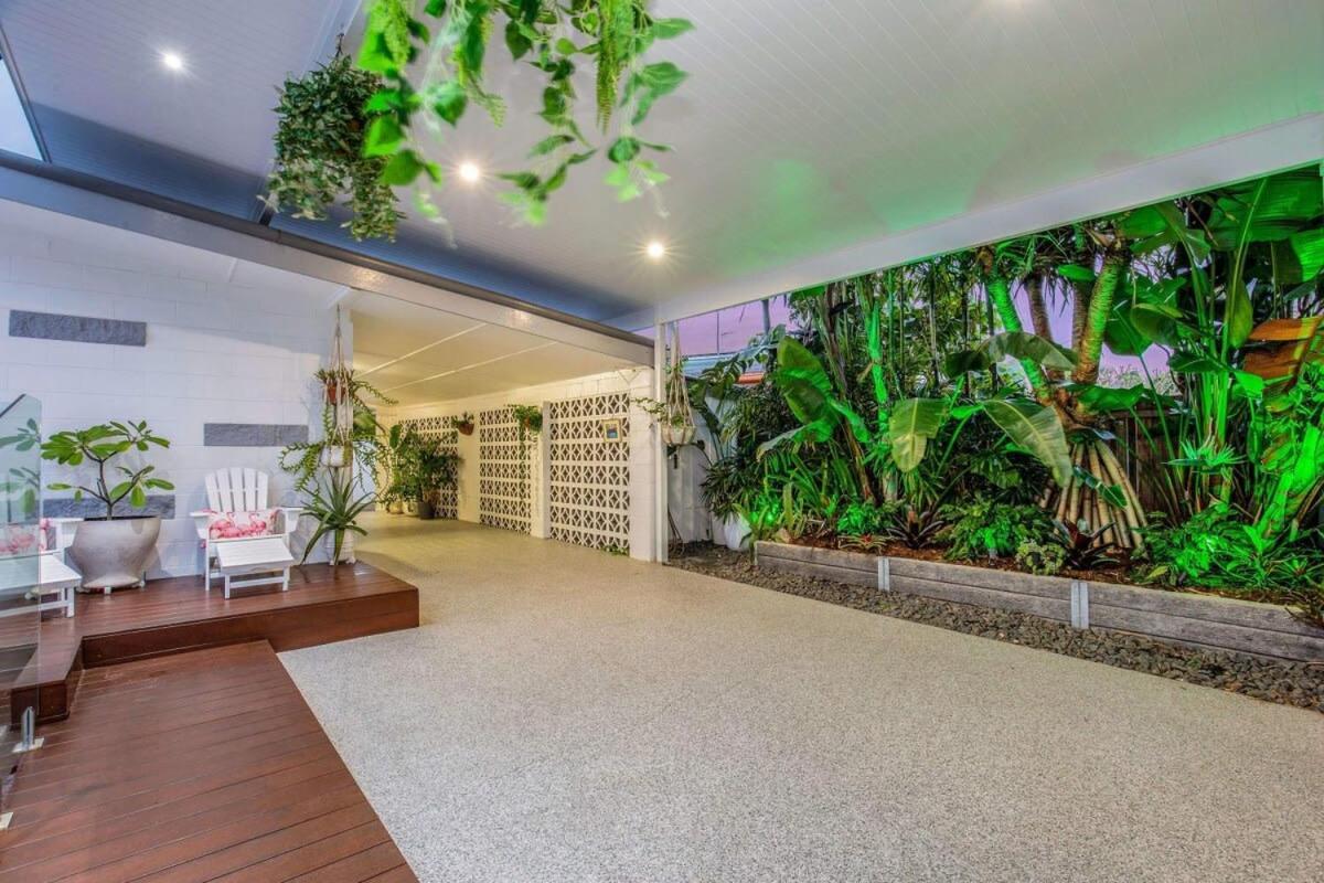 Gold Coast-miami Mid-century With Pool