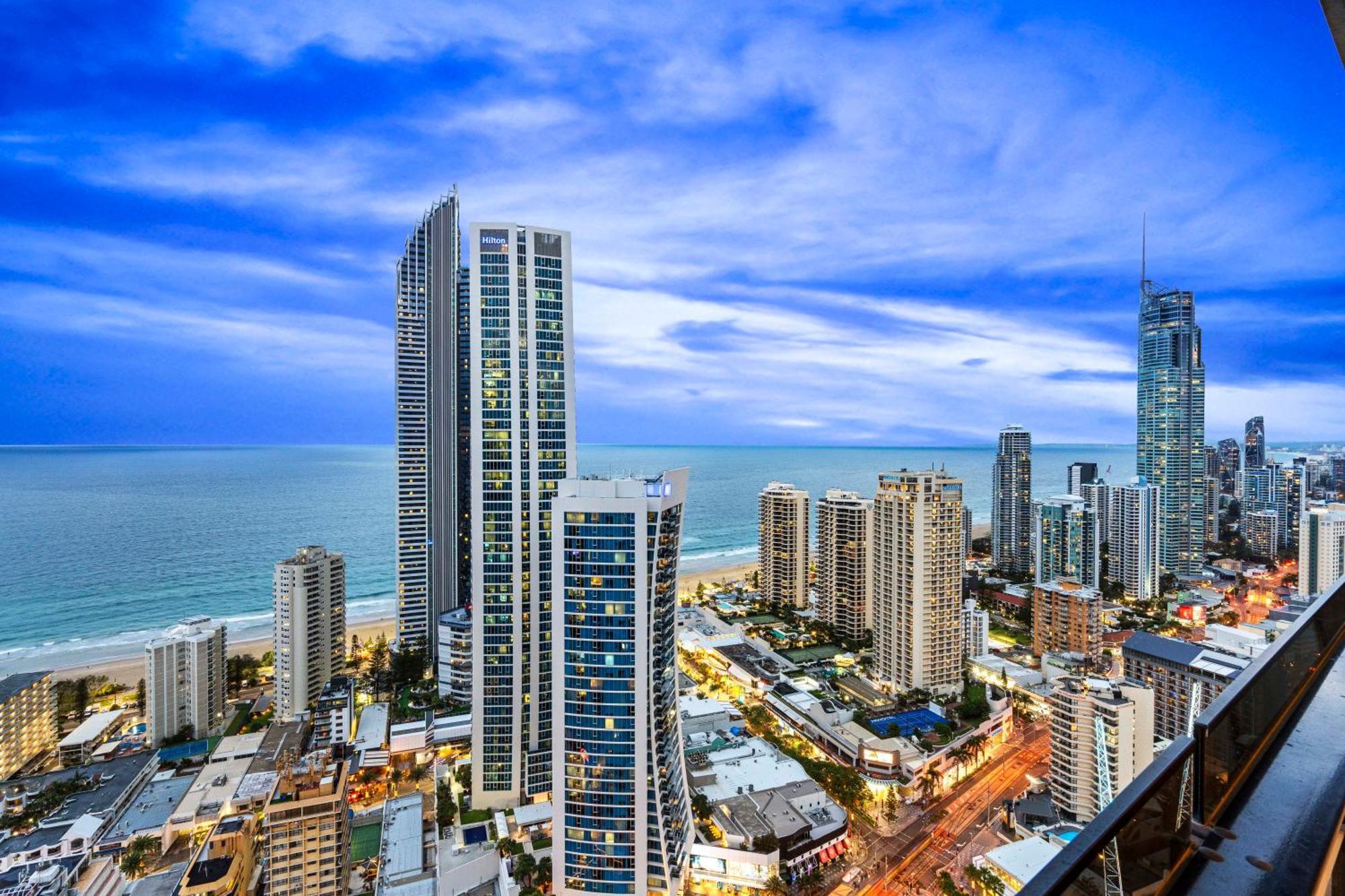 Self-contained At Circle On Cavill - Privately Managed - Wow Apartment
