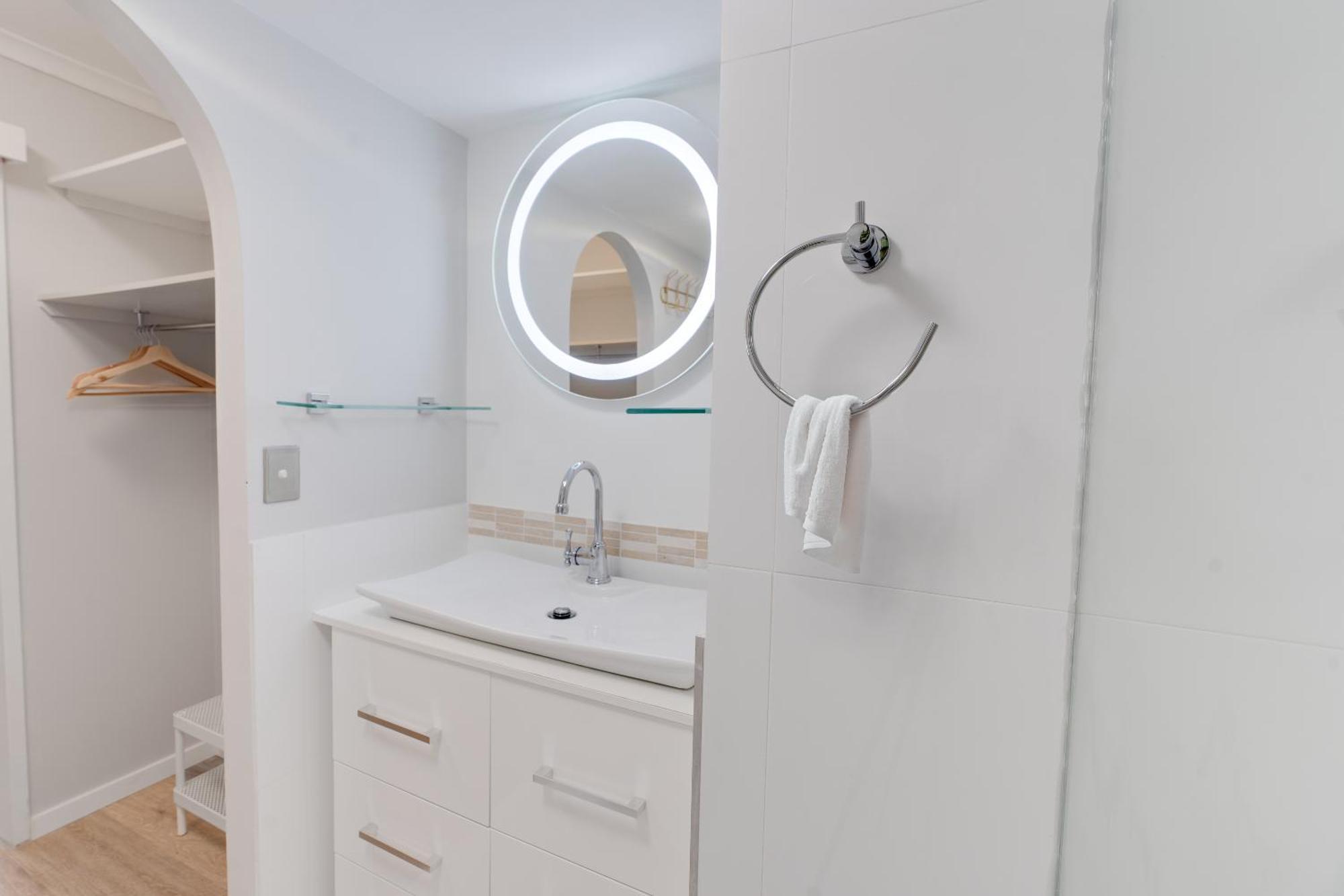 Coastal Views Await - Luxurious 2br Retreat Gold Coast