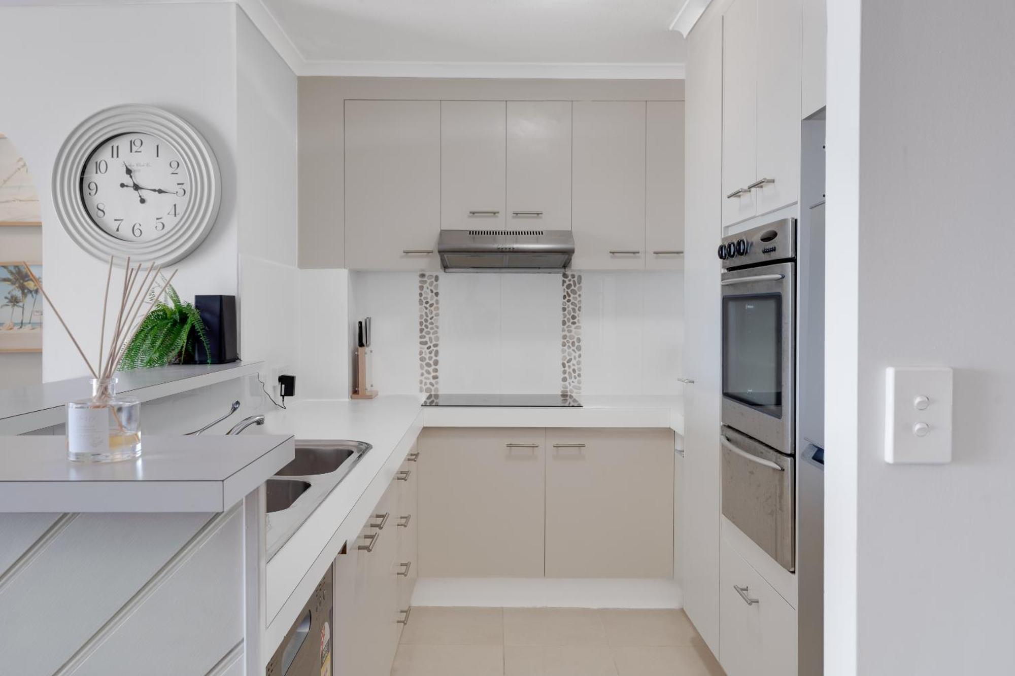 Coastal Views Await - Luxurious 2br Retreat Apartment Gold Coast