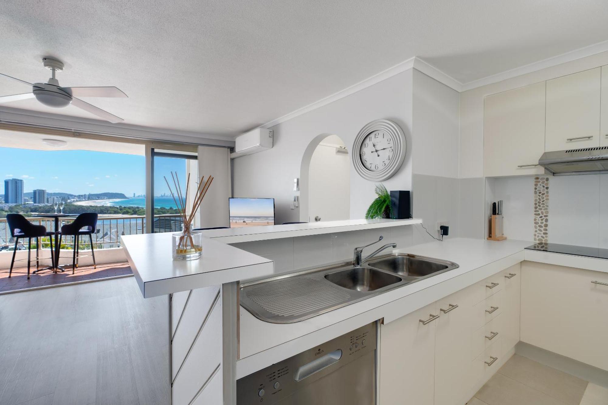 Coastal Views Await - Luxurious 2br Retreat *
