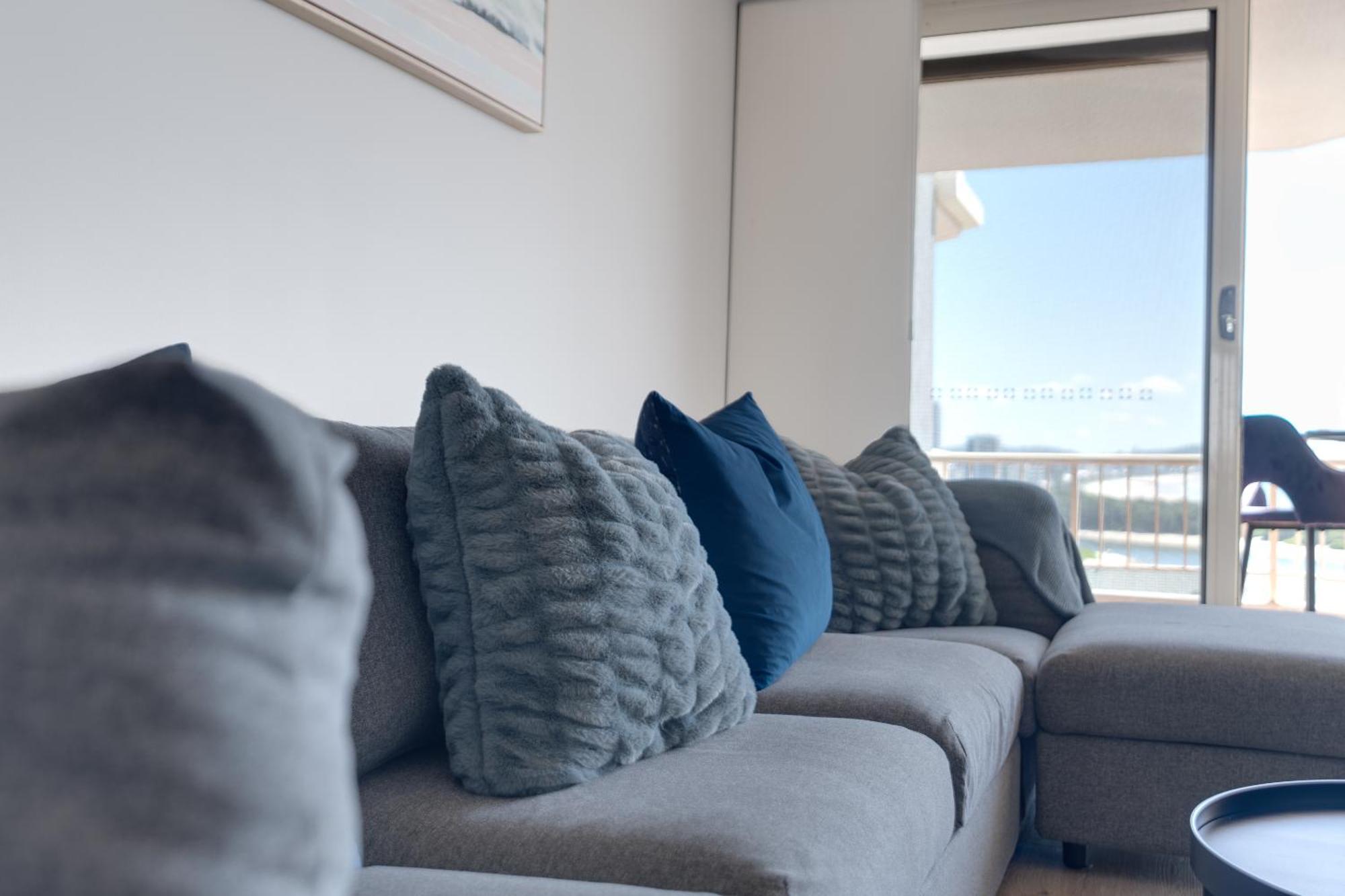 Coastal Views Await - Luxurious 2br Retreat Gold Coast