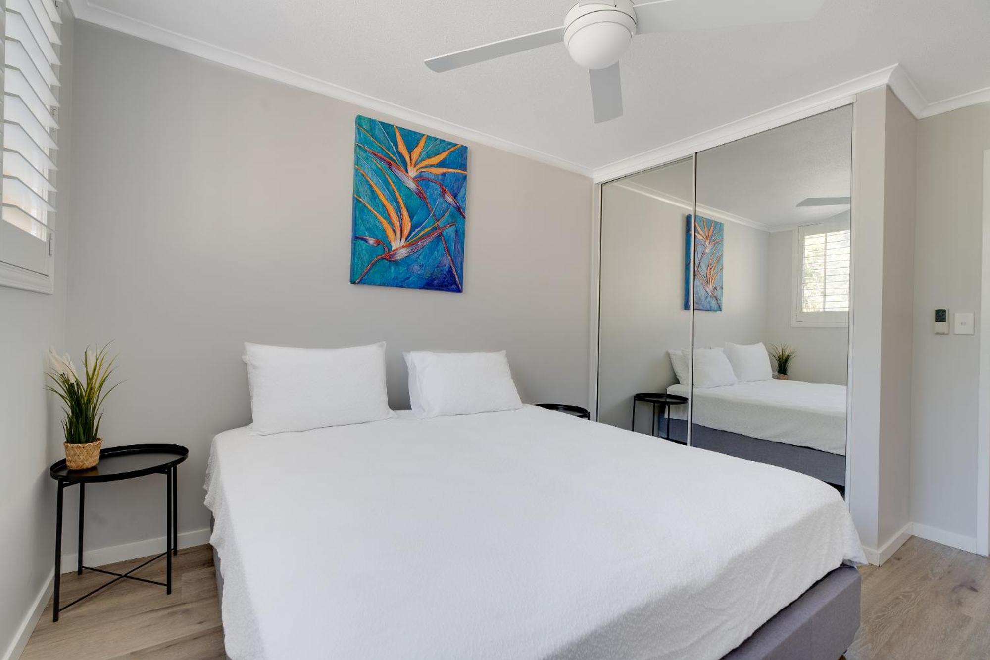 Coastal Views Await - Luxurious 2br Retreat Gold Coast