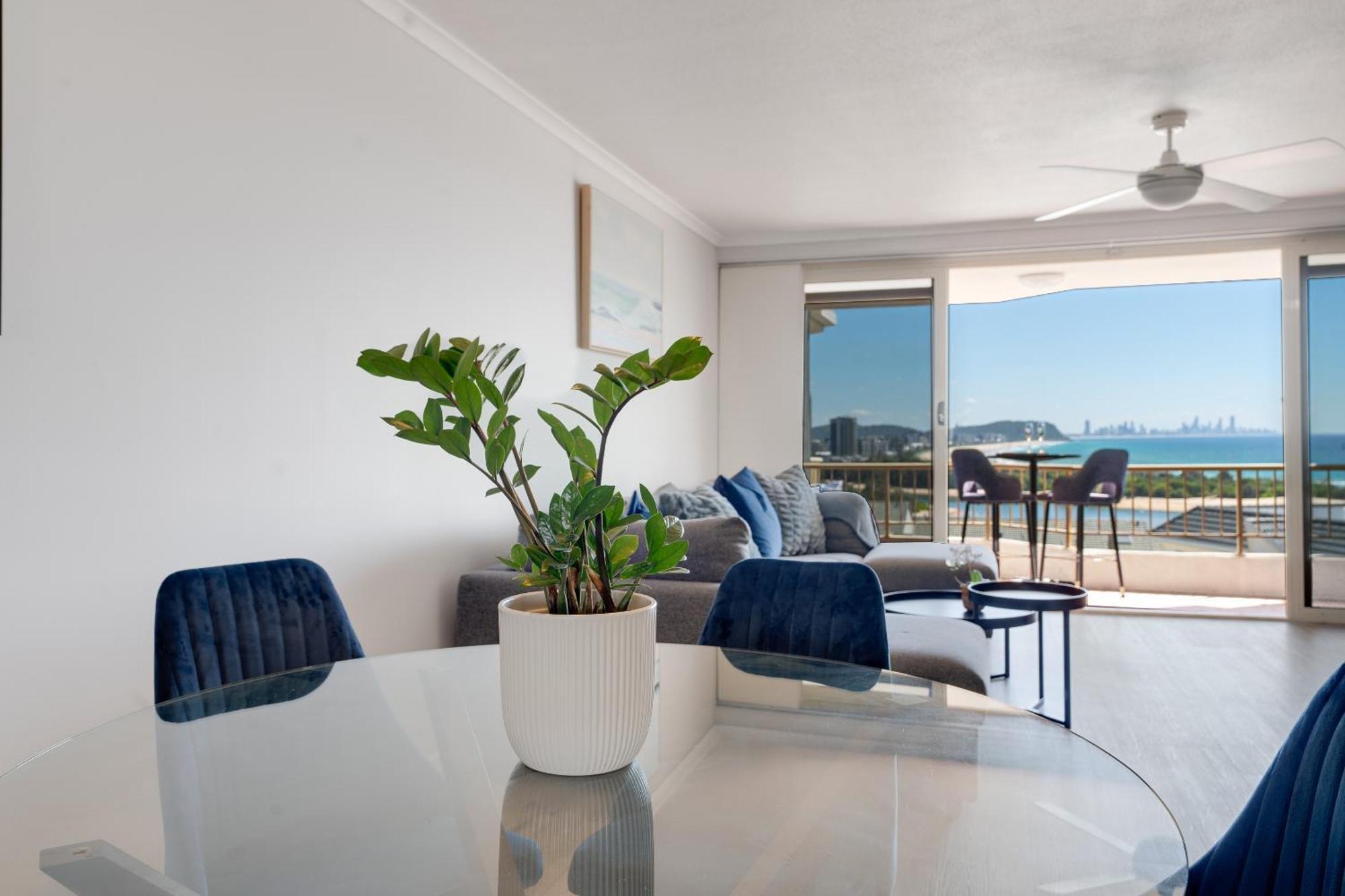 Coastal Views Await - Luxurious 2br Retreat Apartment Gold Coast