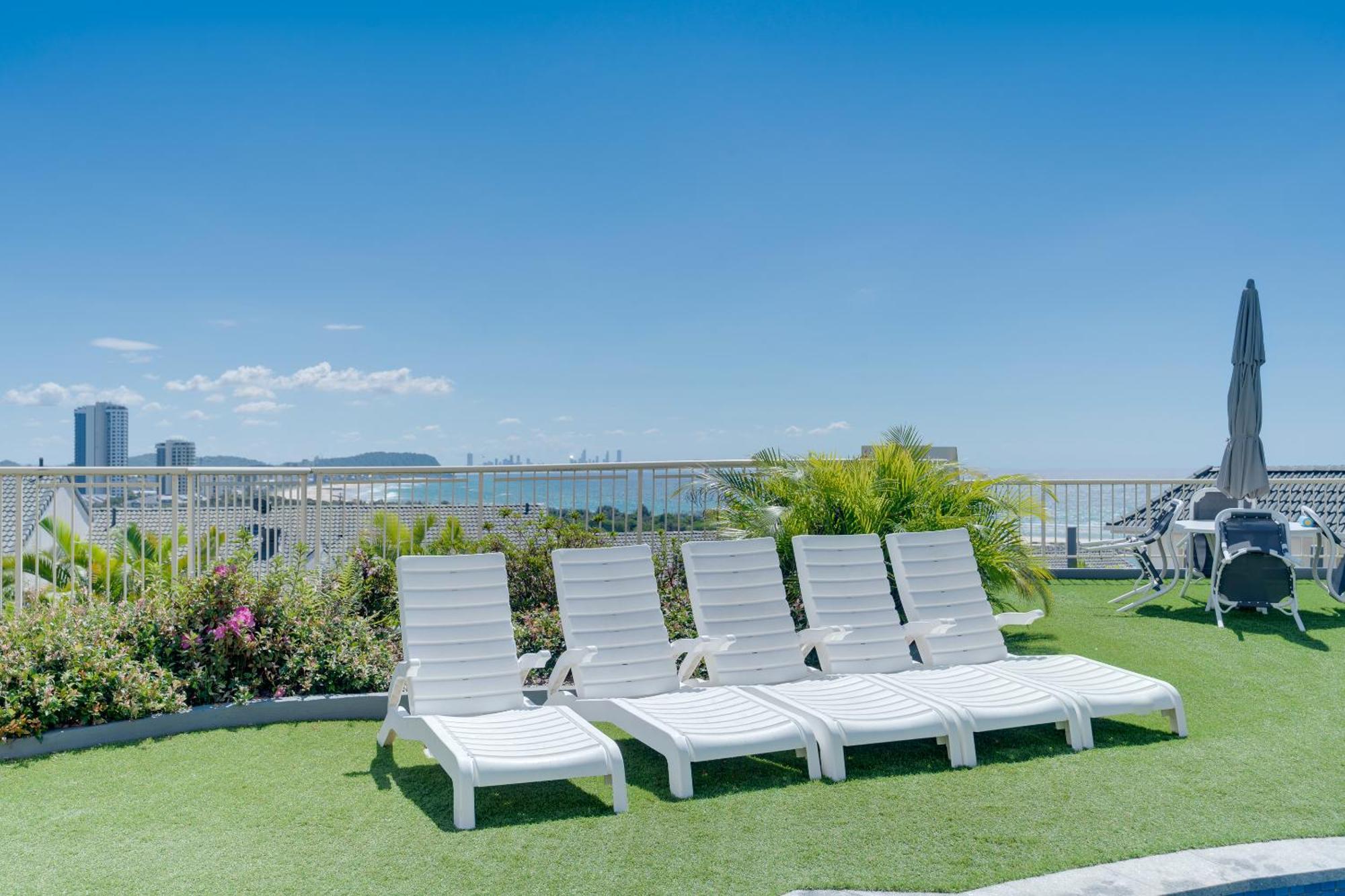 Apartment Coastal Views Await - Luxurious 2br Retreat Gold Coast