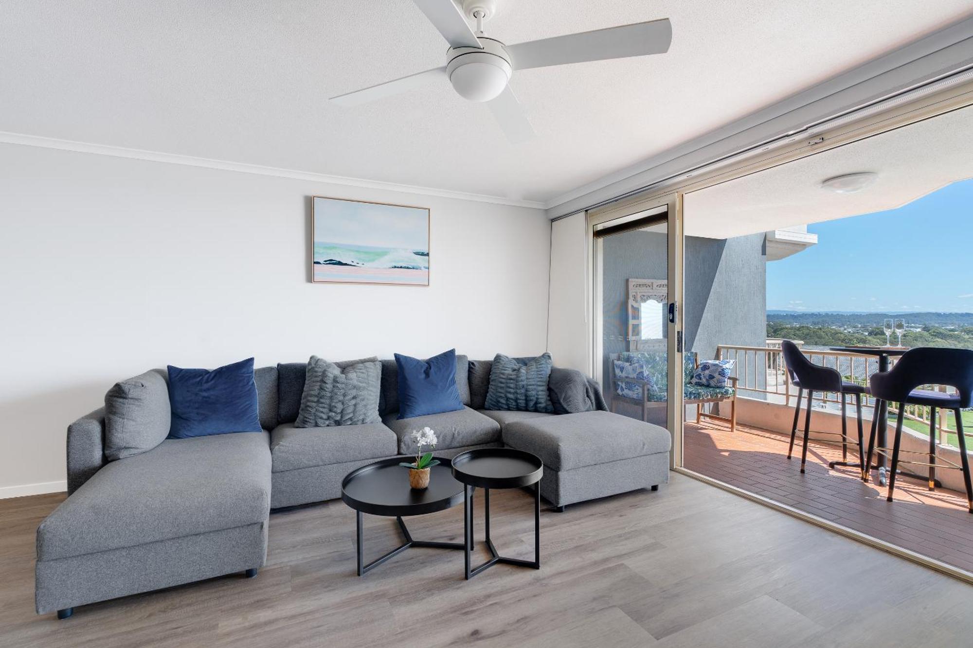 Coastal Views Await - Luxurious 2br Retreat Gold Coast
