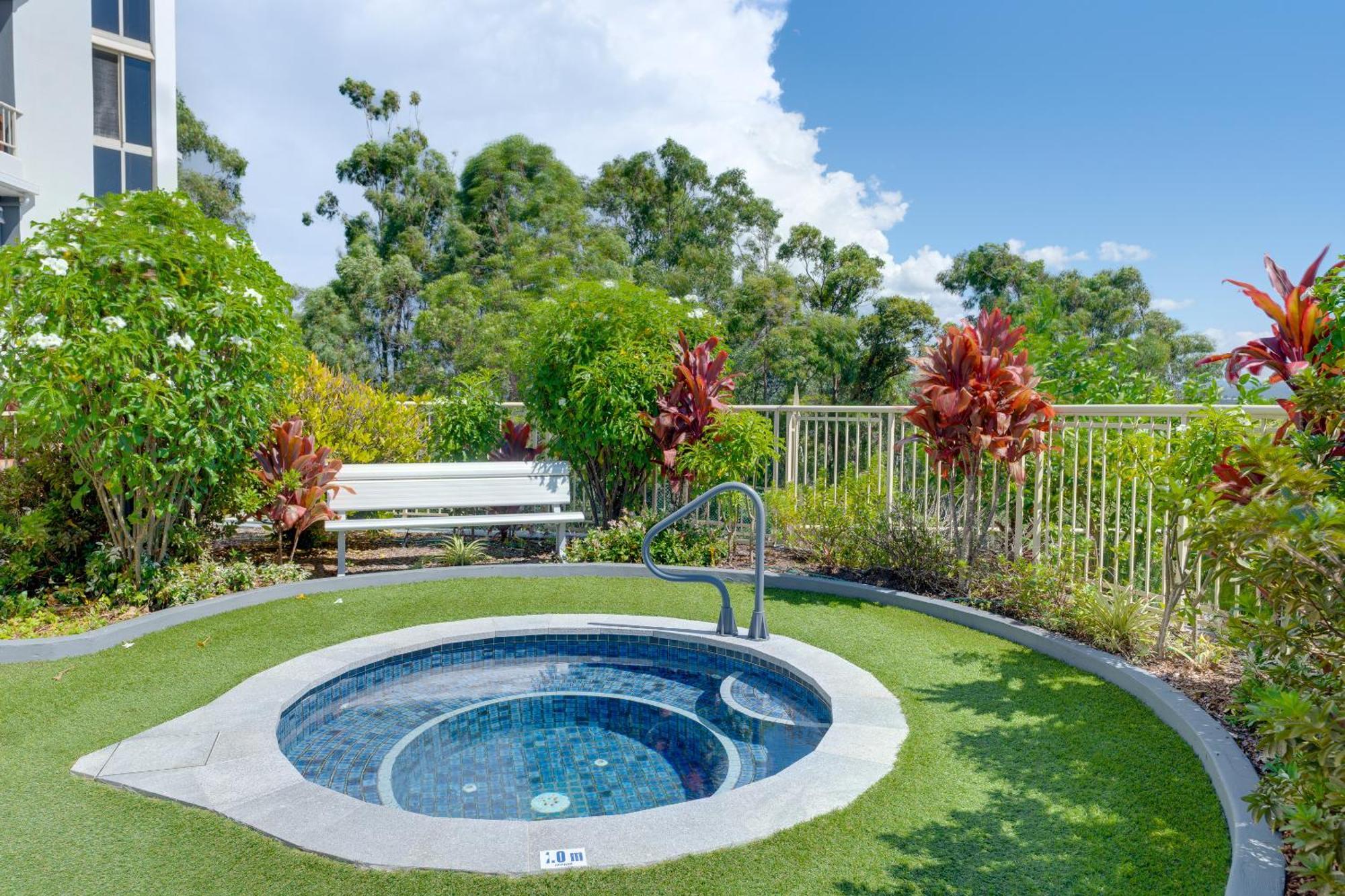 Apartment Coastal Views Await - Luxurious 2br Retreat