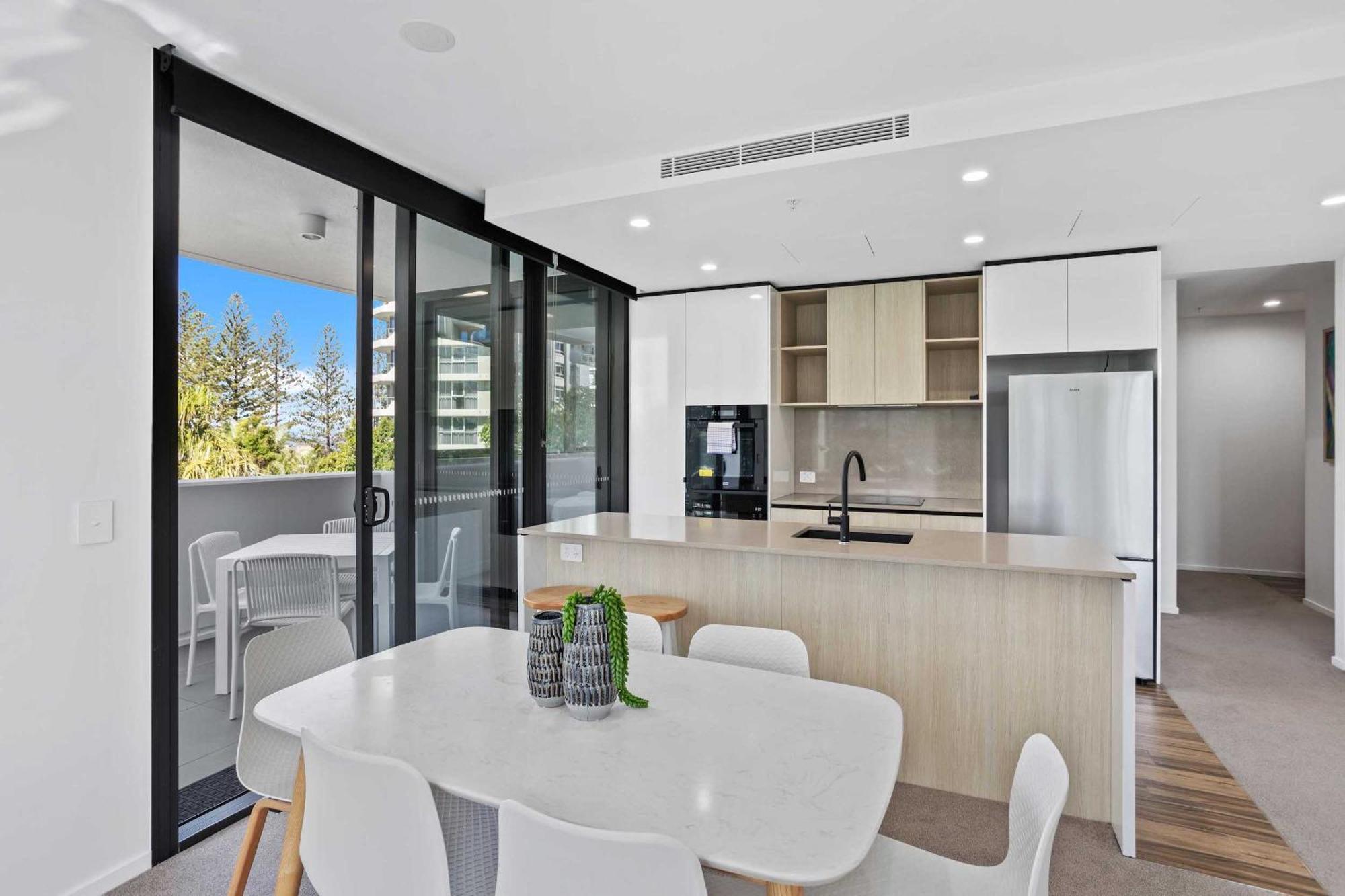 2 Bedroom Luxury In Burleigh Heads! Apartment *