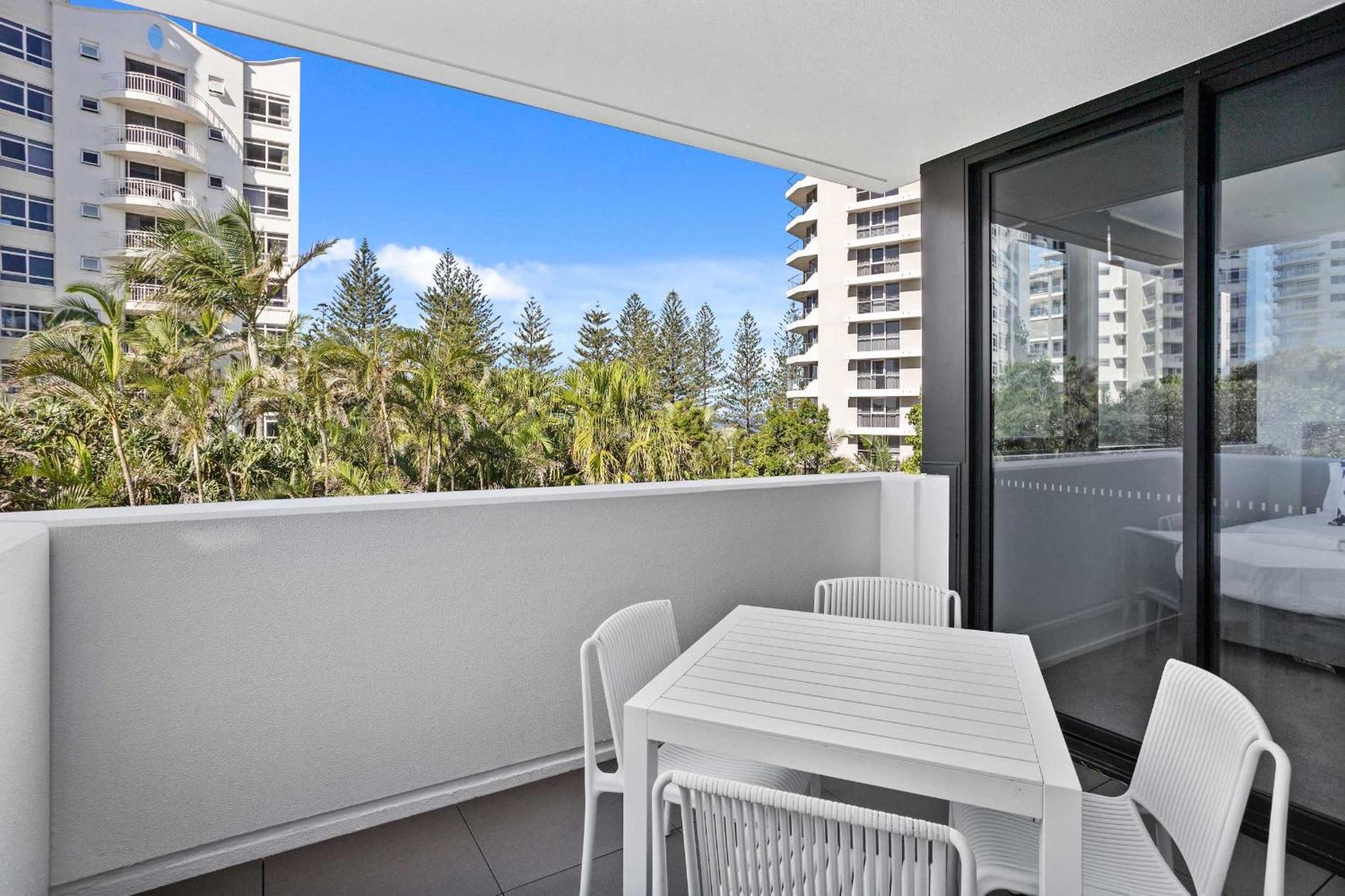 2 Bedroom Luxury In Burleigh Heads! Apartment *