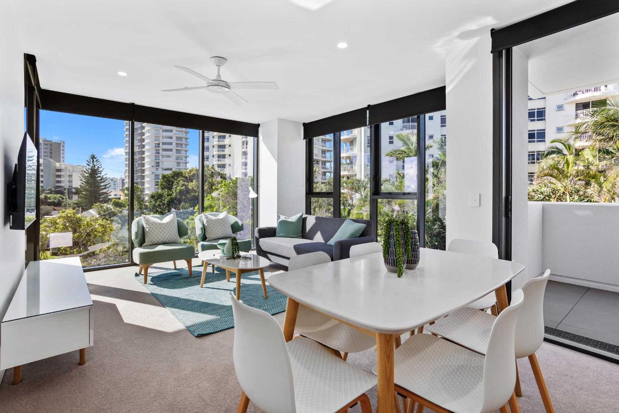 2 Bedroom Luxury In Burleigh Heads! Apartment *