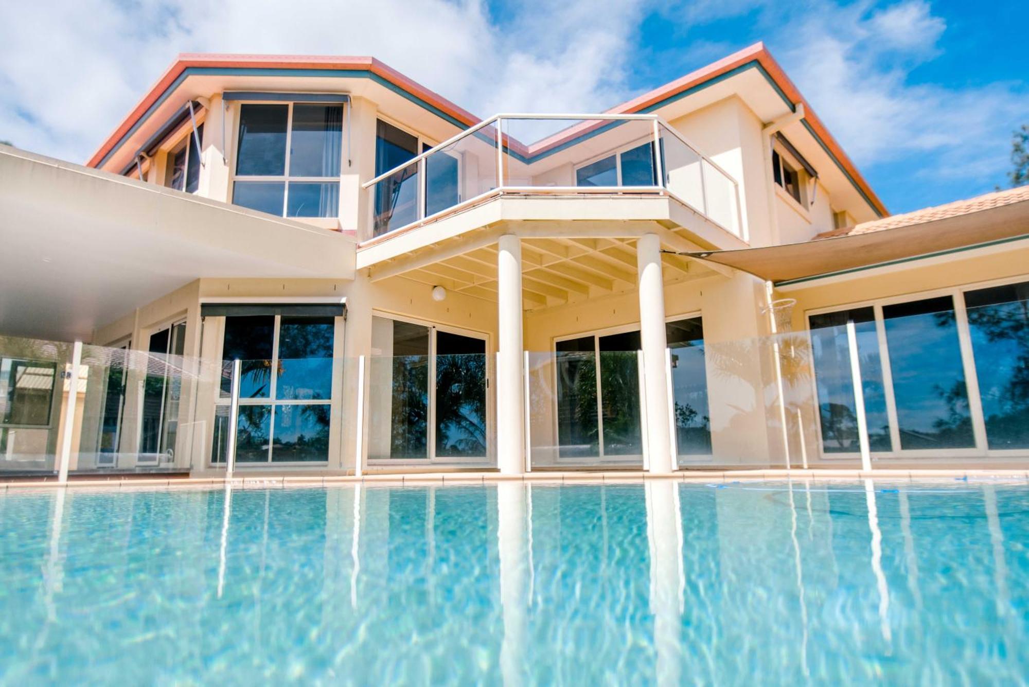 Peaceful Waterfront Holiday home *