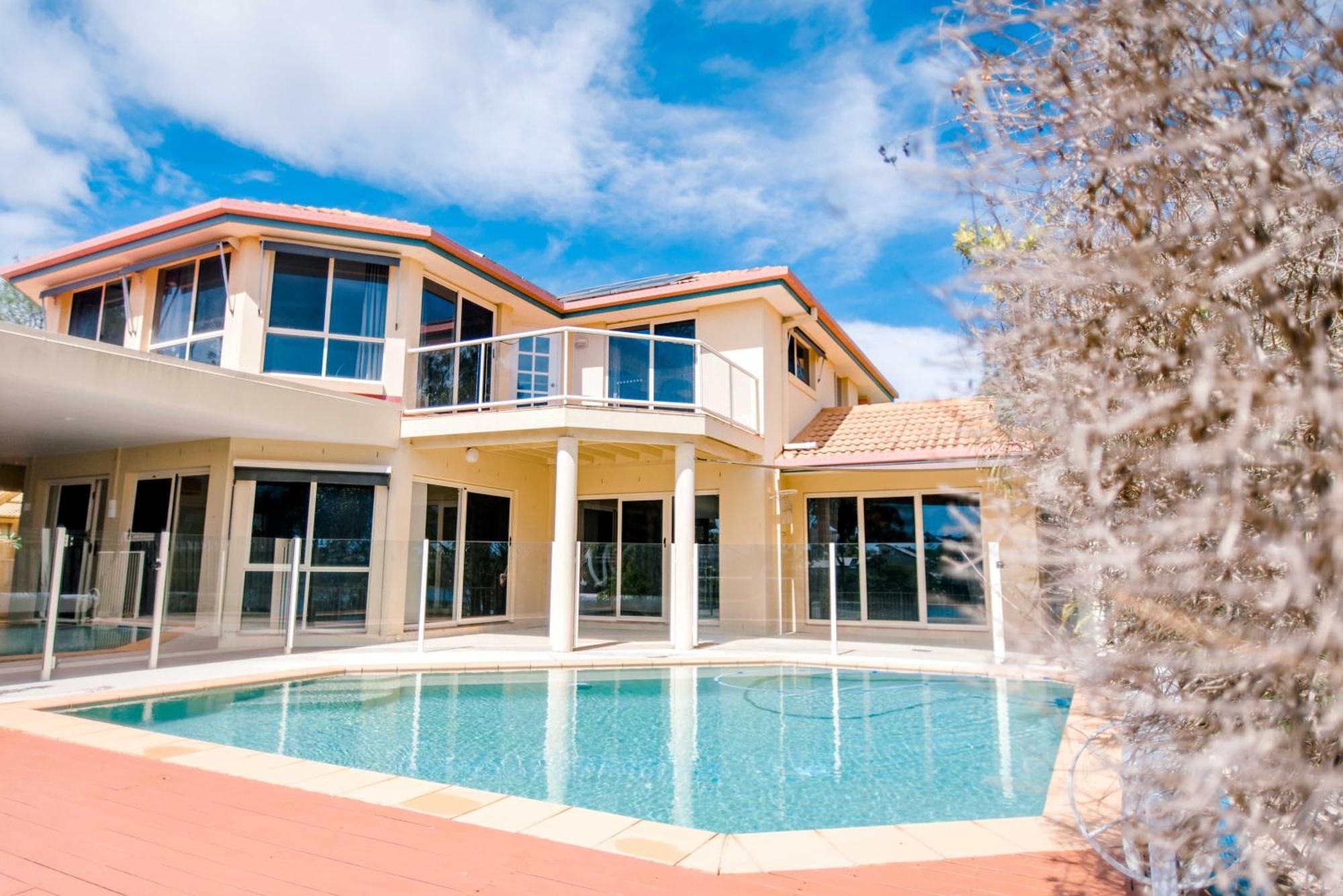 Peaceful Waterfront Holiday home
