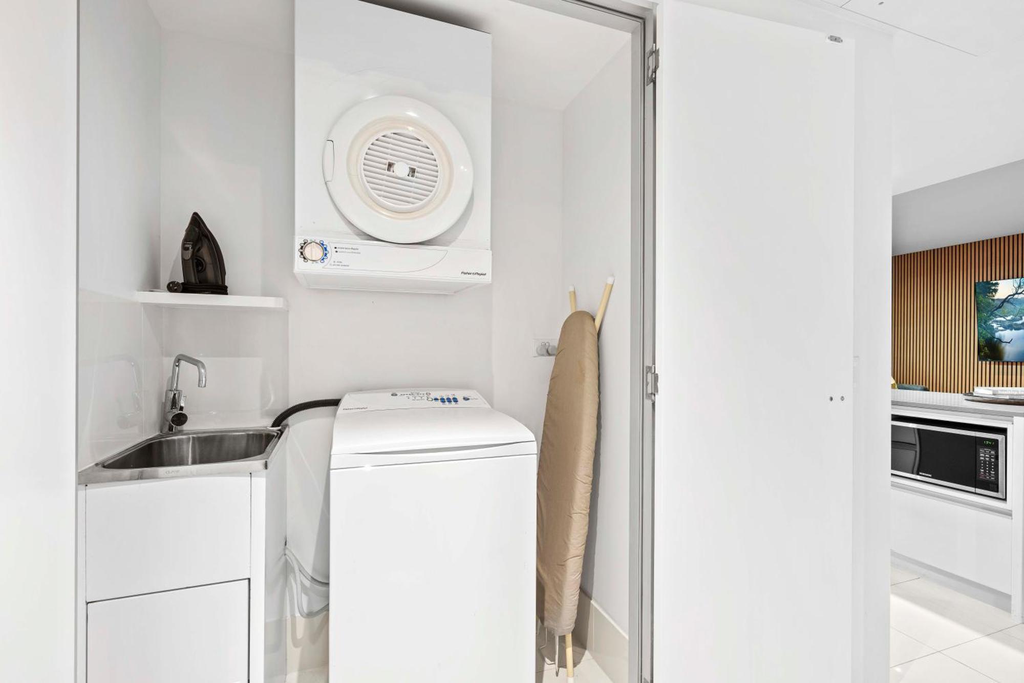 Circle On Cavill - Self Contained & Privately Managed - Wow Apartment