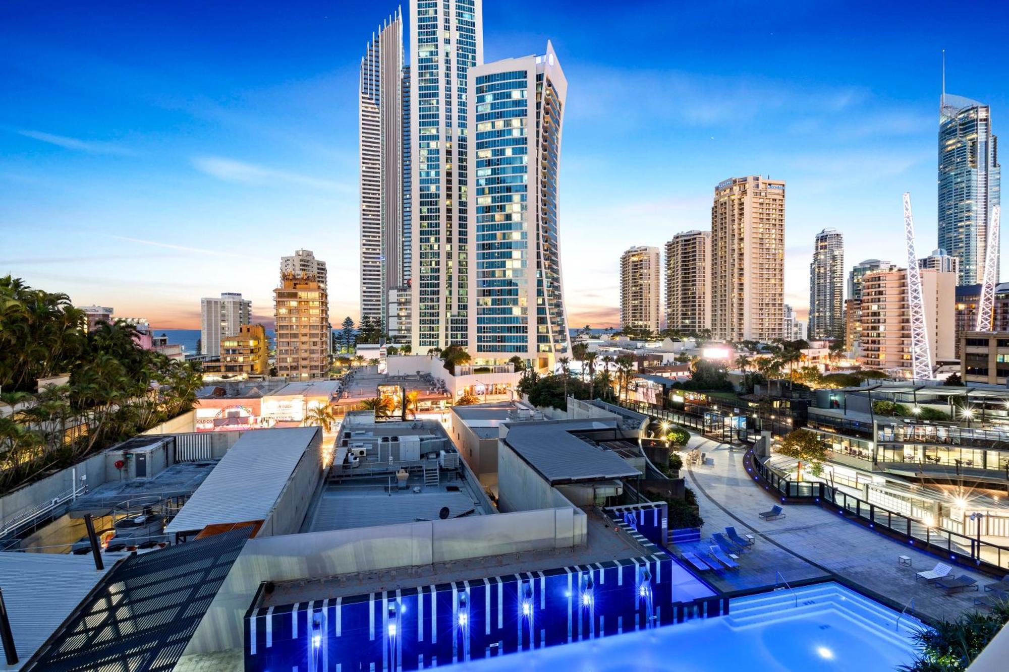 Apartment Circle On Cavill - Self Contained & Privately Managed - Wow *