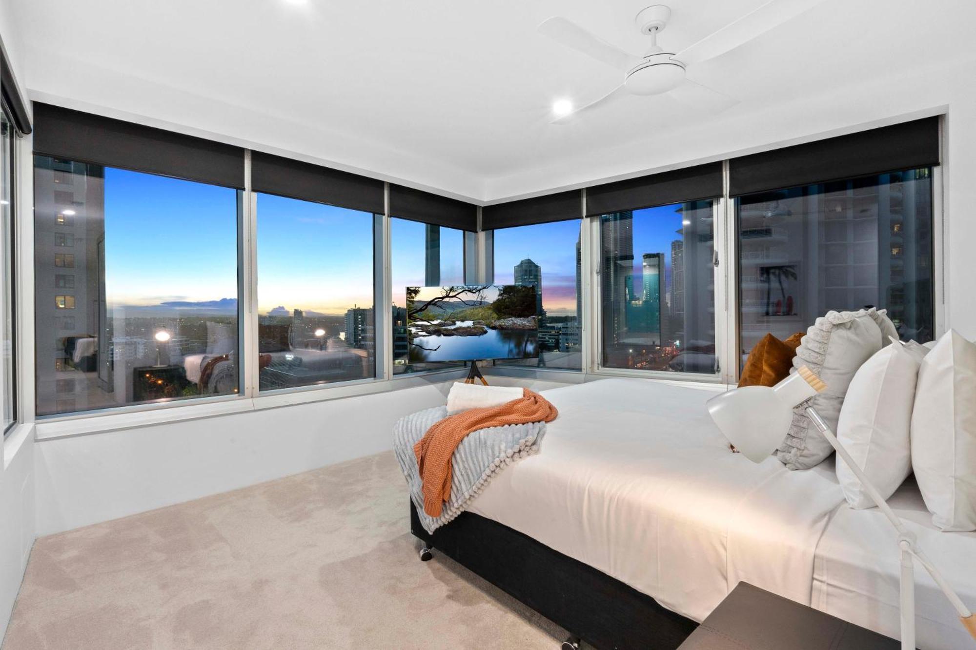 Q Tower At Surfers Paradise - From Level 3 - Private & Self Contained Gold Coast